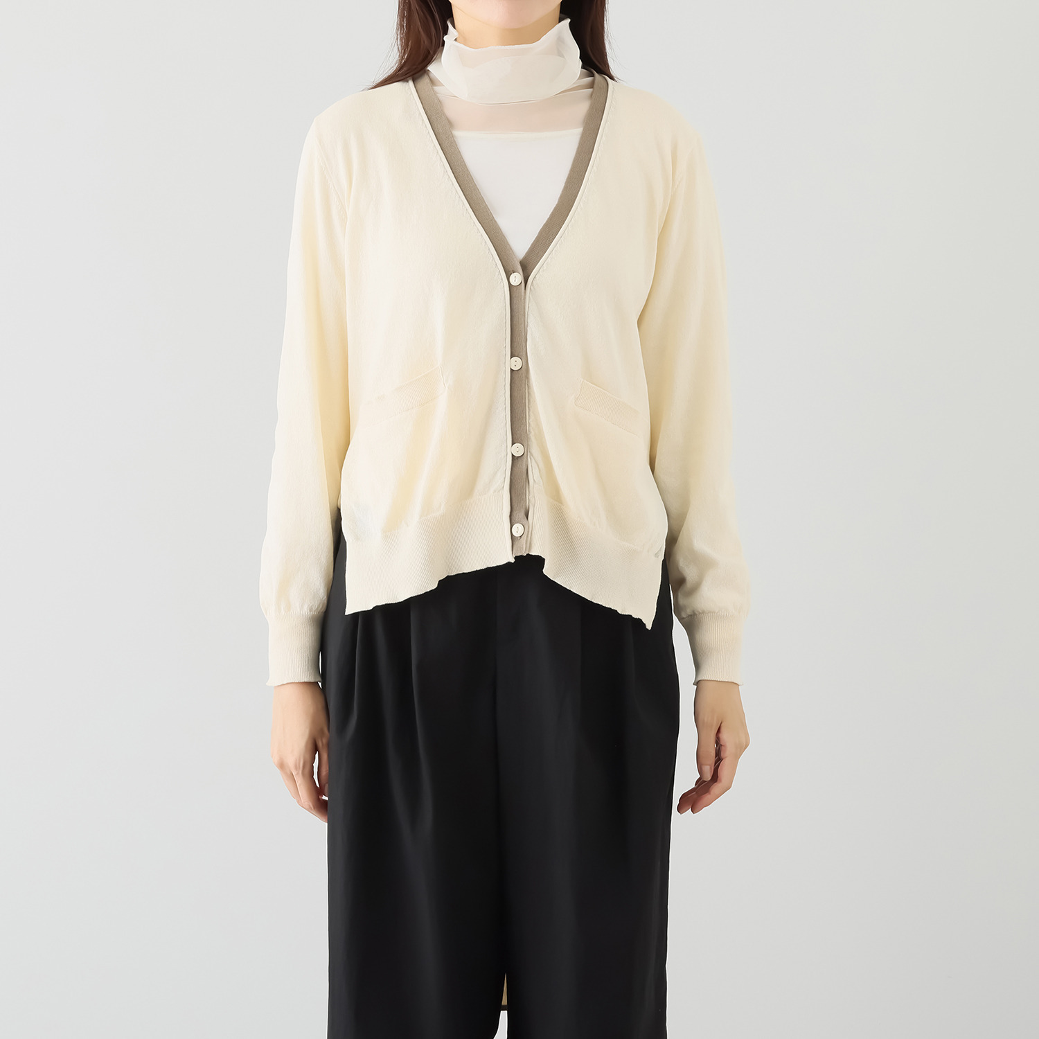 ウノ・ウノ・ドゥーエ コーデにスパイスを！ 前後差ヘムデザイン ラインアクセント カーディガン