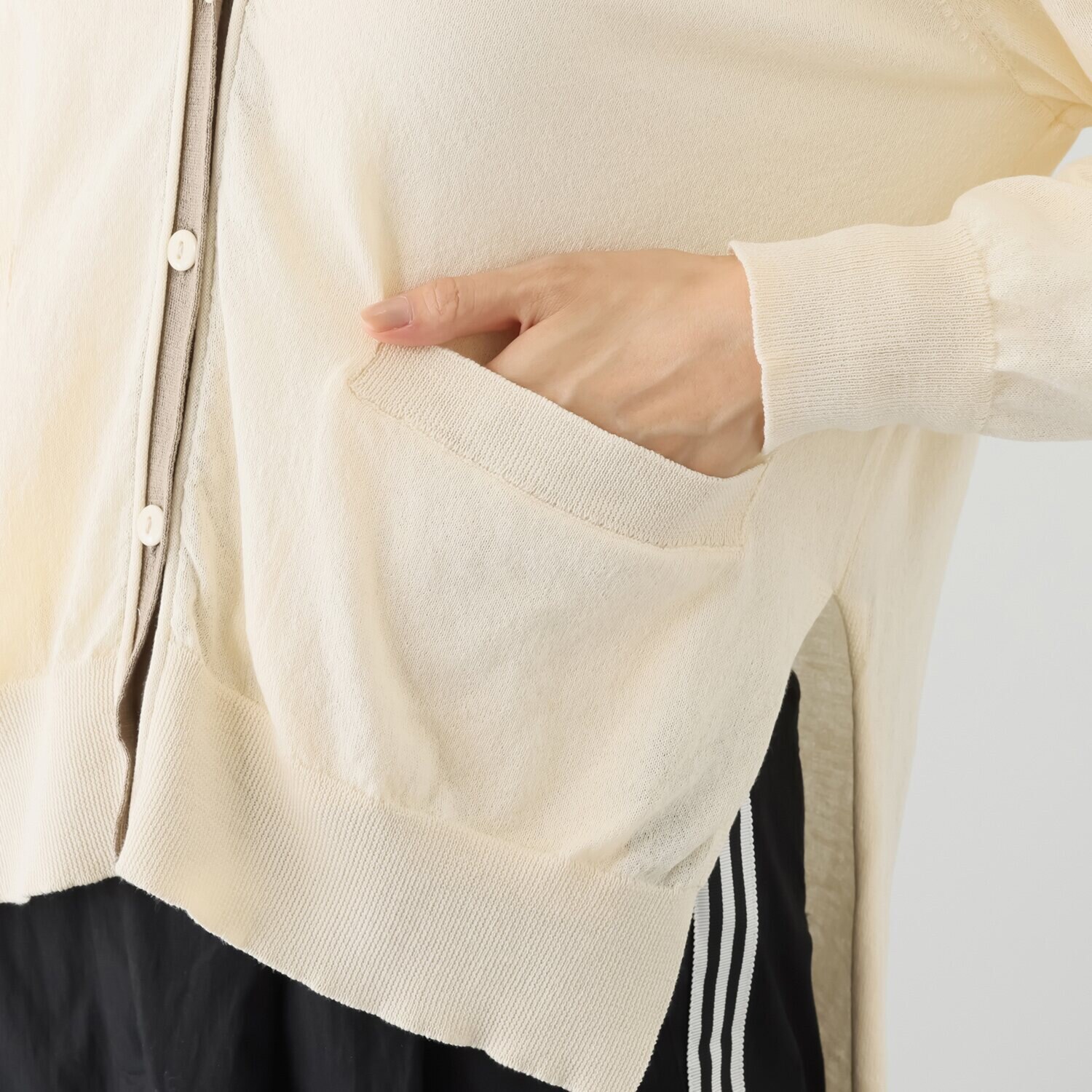 ウノ・ウノ・ドゥーエ コーデにスパイスを！ 前後差ヘムデザイン ラインアクセント カーディガン