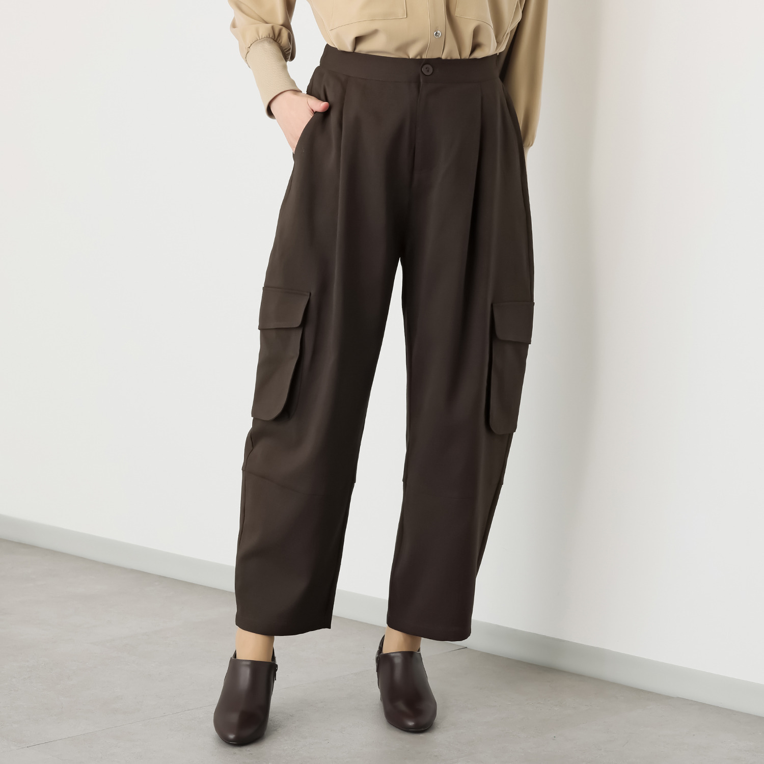 イシカワラボ★ヒトミ 上品な艶感がある 立体カーゴデザイン カーブパンツ