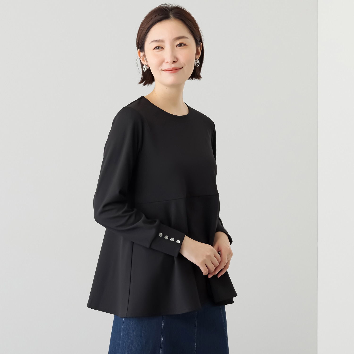 イシカワラボ★ヒトミ バックサテンジョーゼット ペプラムデザイン 袖口ボタンアクセント プルオーバー