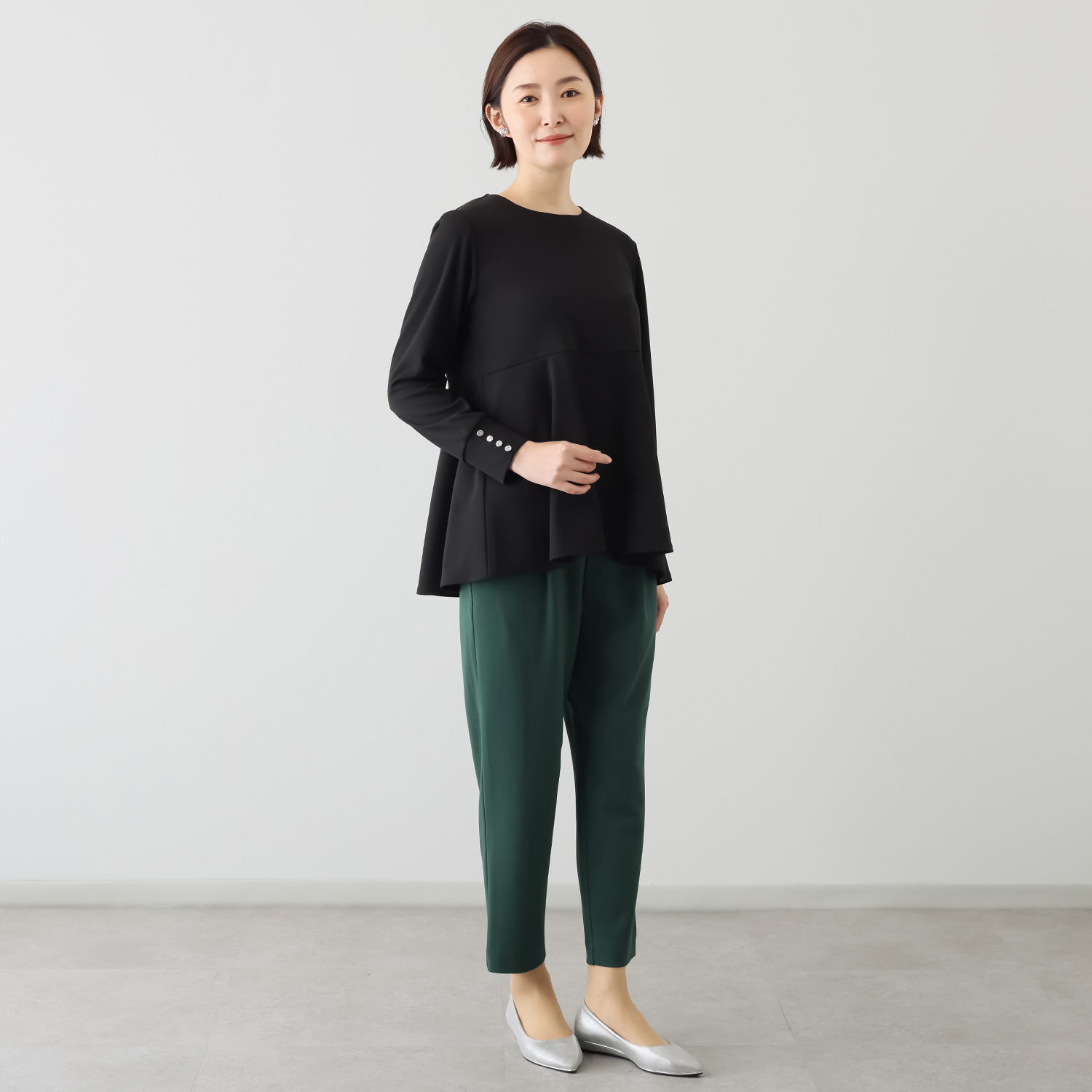 イシカワラボ★ヒトミ バックサテンジョーゼット ペプラムデザイン 袖口ボタンアクセント プルオーバー