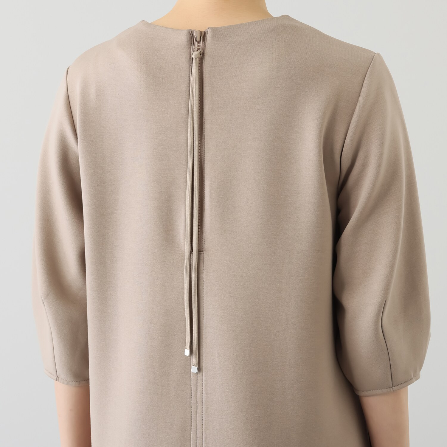 イシカワラボ★ヒトミ ソフトダンボール 袖コンシャス バックファスナーデザイン ワンピース