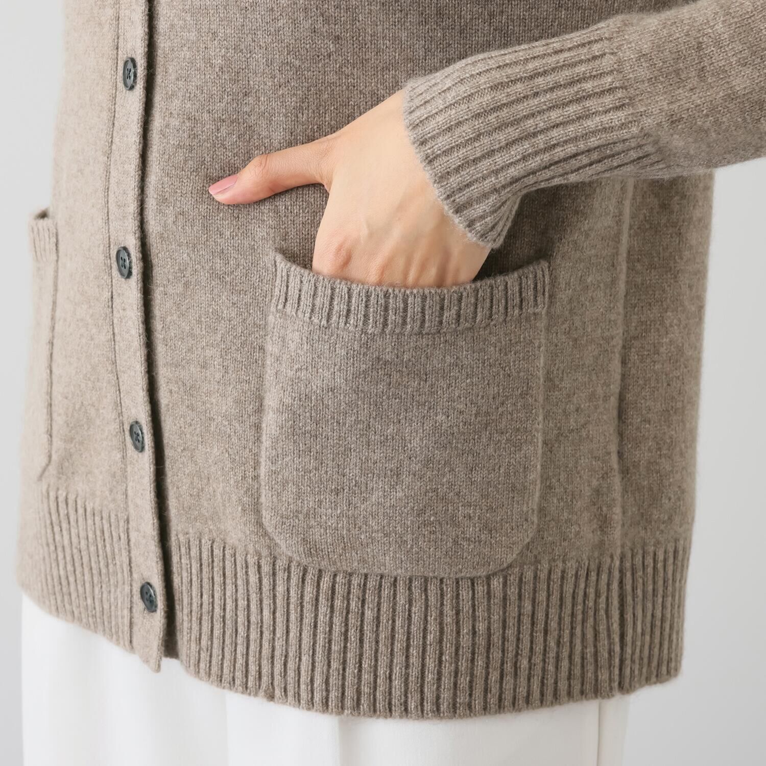 ナチュラム お手入れ簡単 カシミヤヤクの ポケット付ミドルゲージの ニットカーディガン