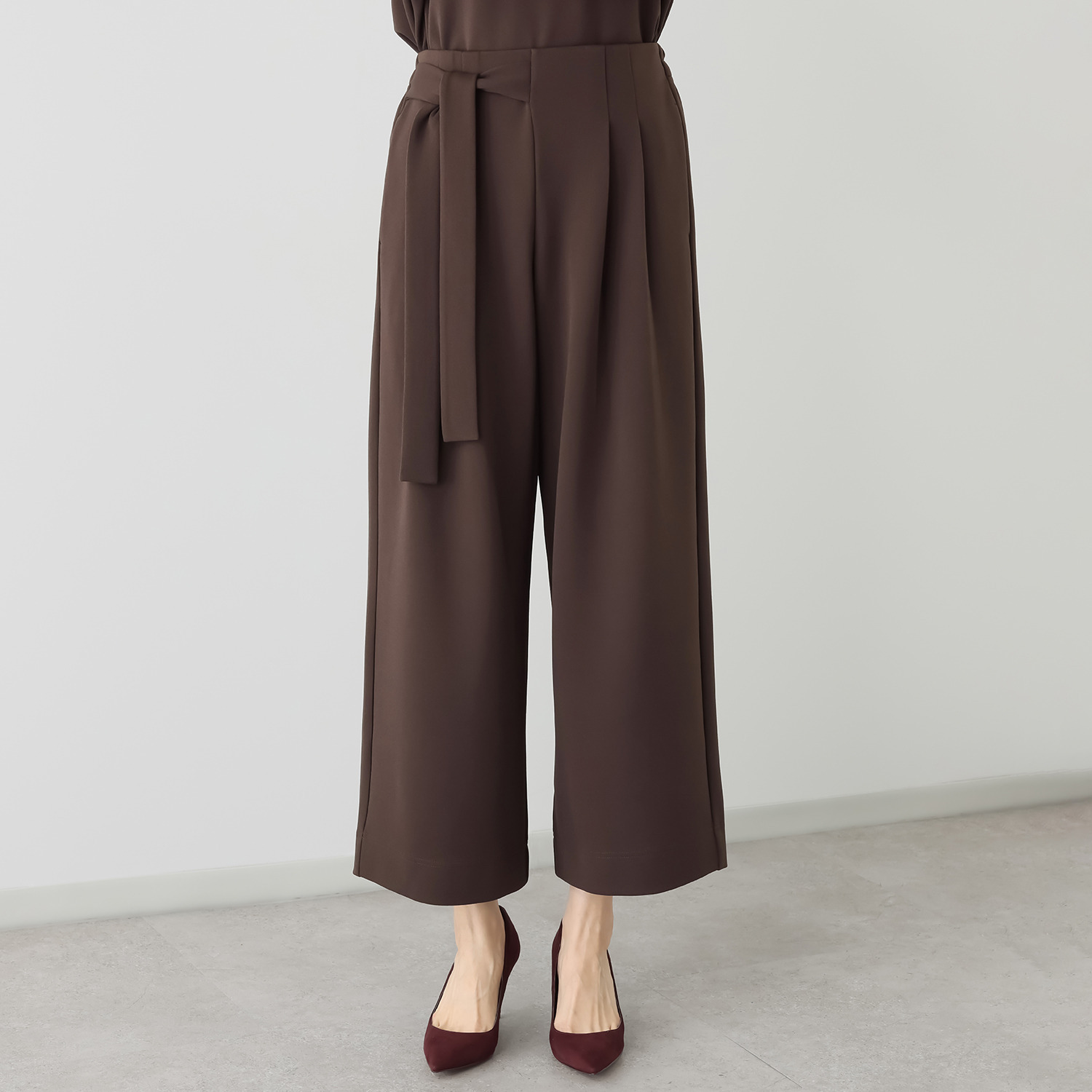 シルバーミントシュガー ウエストの太めリボンと ツータックが印象的な アムンゼン調 ストレッチワイドパンツ