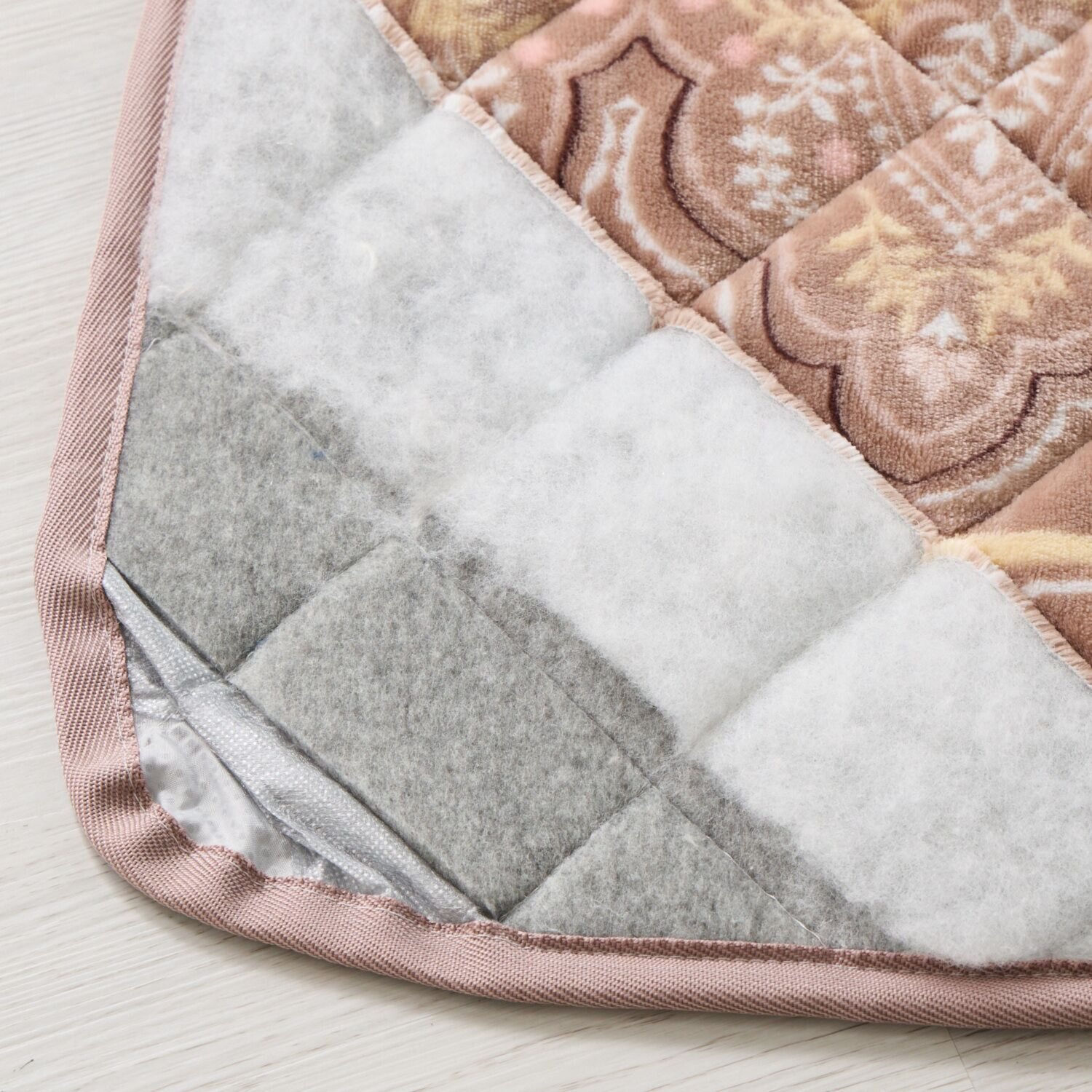 モリリンＷＯＭＡ 多層構造で暖か！ アルミ蒸着シート入り 洗えるぽかぽか ふっくらラグ ＜１９０×１９０ｃｍ＞