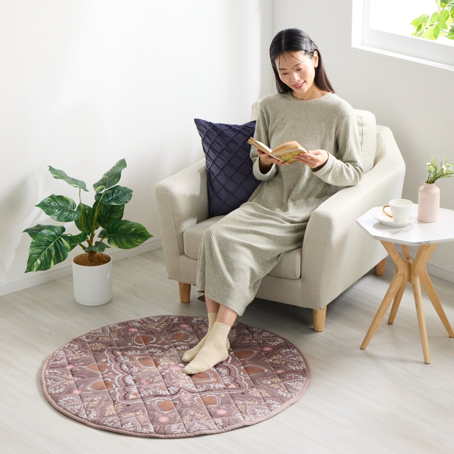 モリリンＷＯＭＡ 多層構造で暖か！ アルミ蒸着シート入り 洗えるぽかぽか ふっくら円形マット