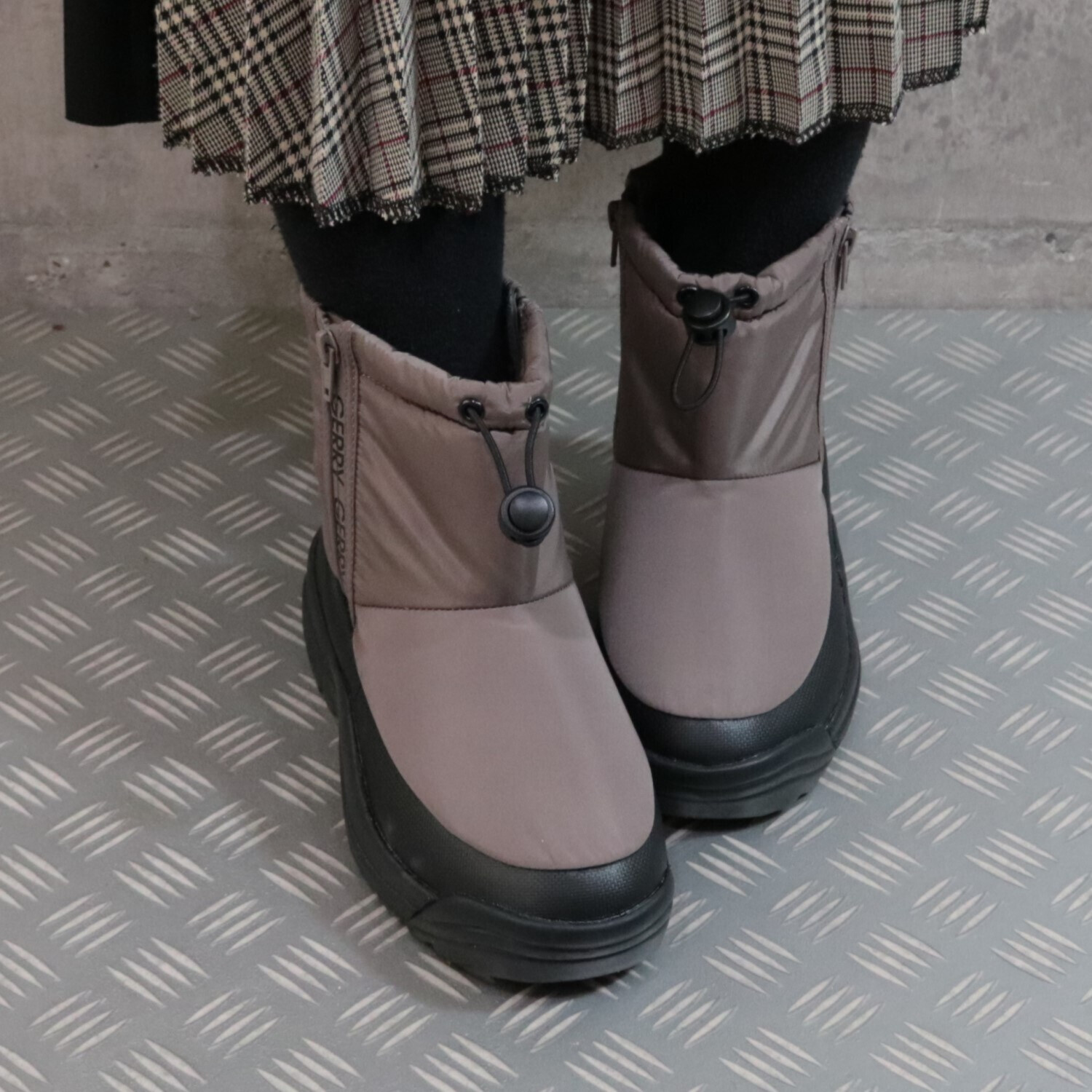 ＧＥＲＲＹ 防水・はっ水 Ｗファスナーになった！ スパイク付ショートブーツ