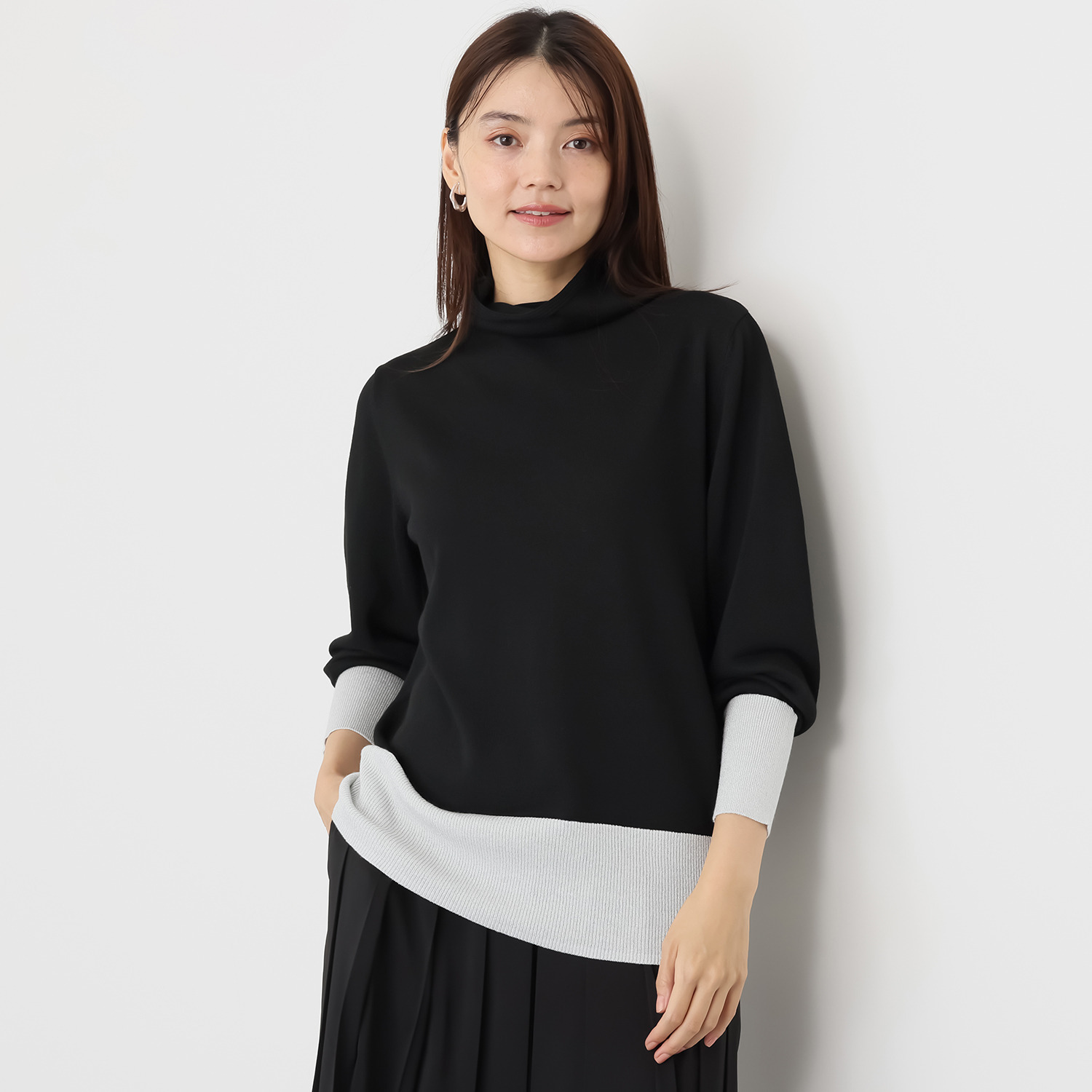 ミニマライズプラス 大人の上品な輝き放つ モックネック ニットプルオーバー