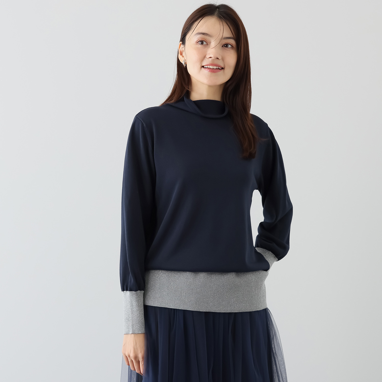 ミニマライズプラス 大人の上品な輝き放つ モックネック ニットプルオーバー