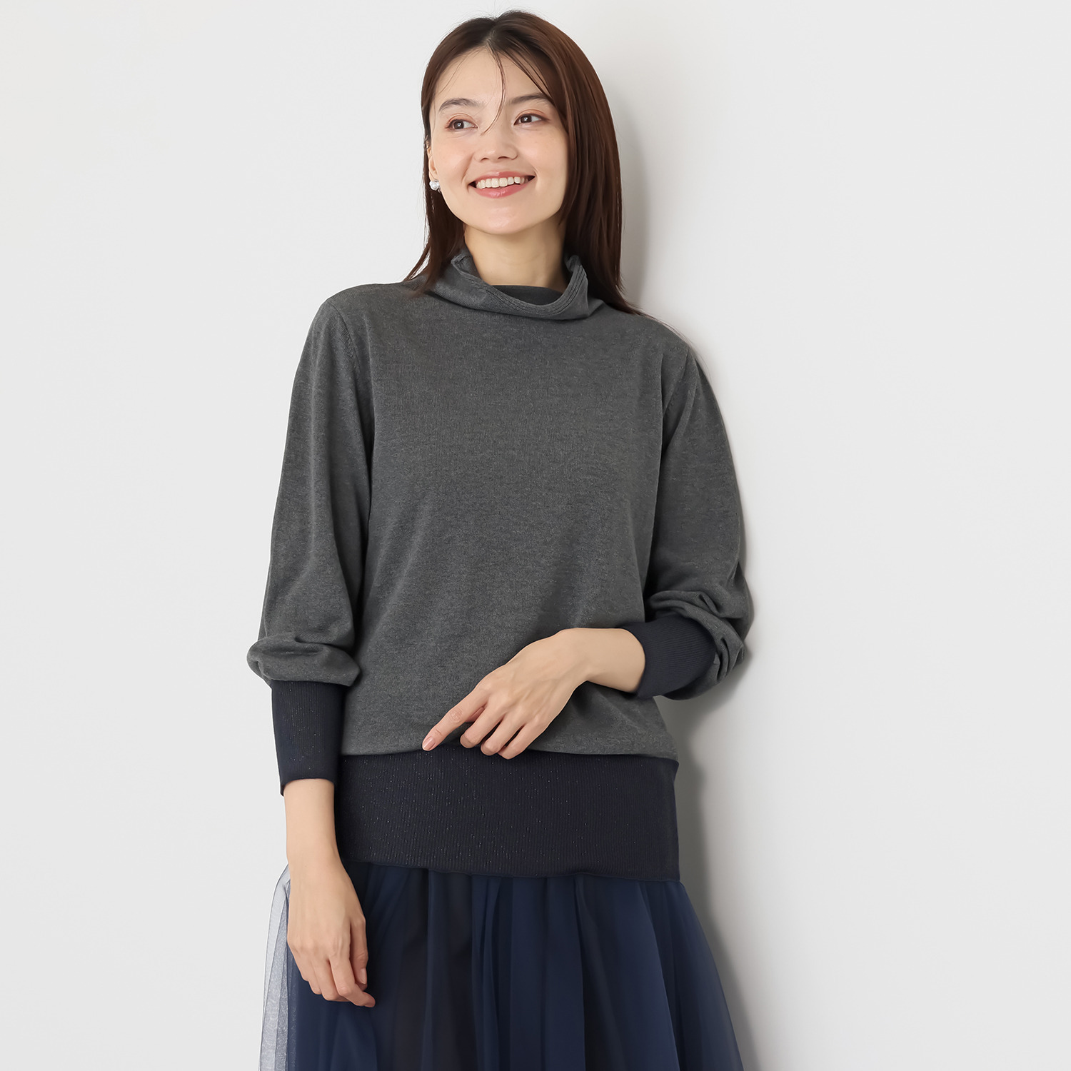 ミニマライズプラス 大人の上品な輝き放つ モックネック ニットプルオーバー