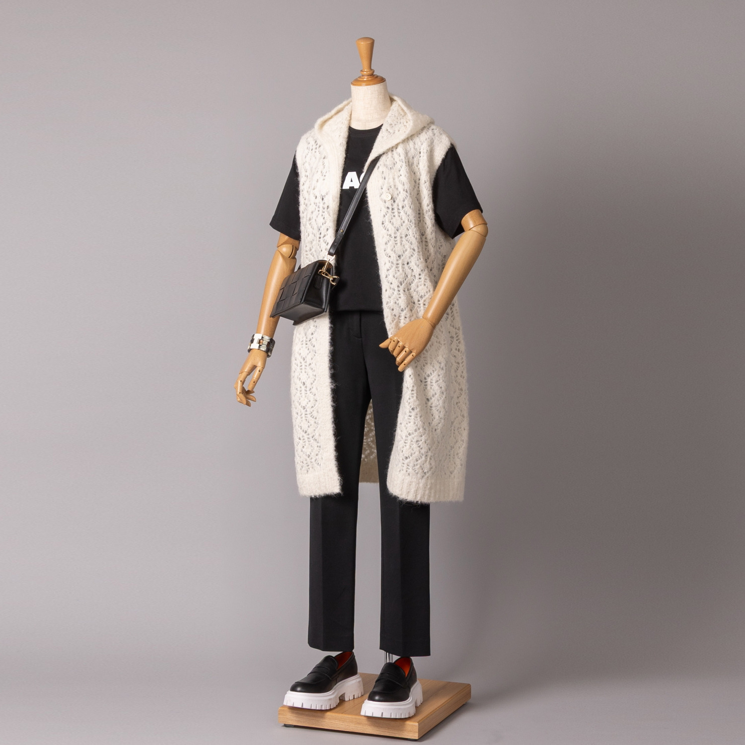 アズイズ　ビーマイセルフ バイ　ネイチャーズ アルパカ混ブークレ 透かし編 フーディーロングジレ