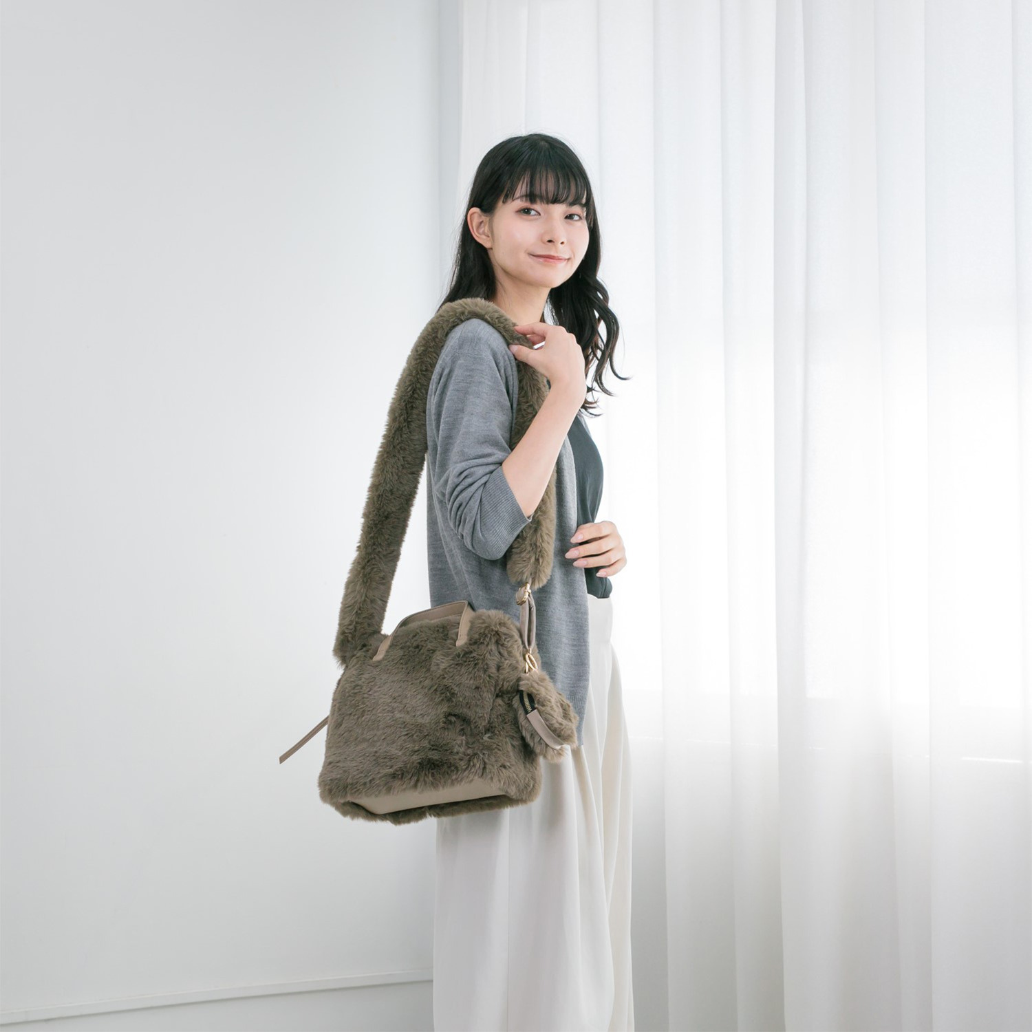 エイディア バッグやスマホが大変身！ 長さ調節ができる ポーチ付 エコファー ショルダーストラップ