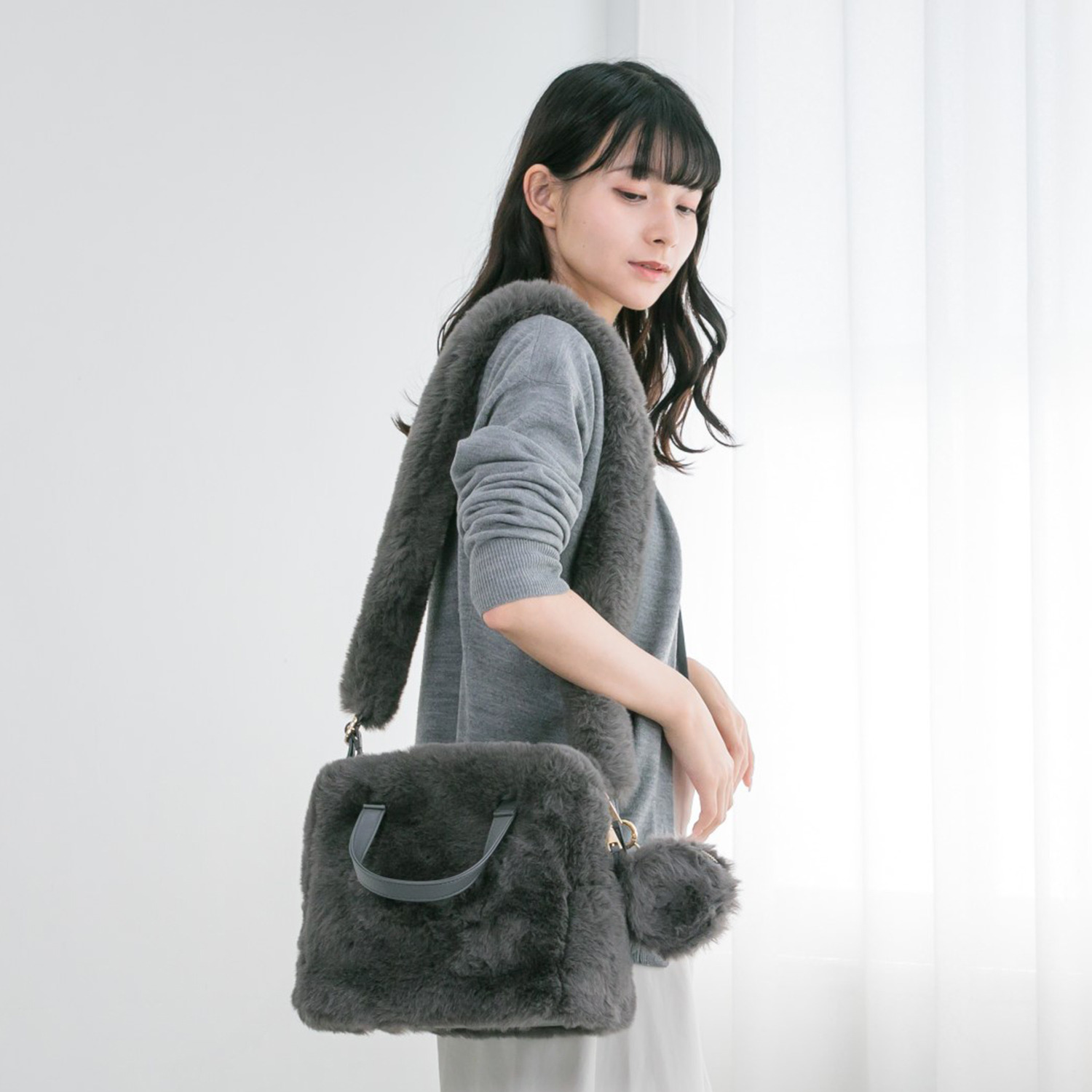 エイディア バッグやスマホが大変身！ 長さ調節ができる ポーチ付 エコファー ショルダーストラップ