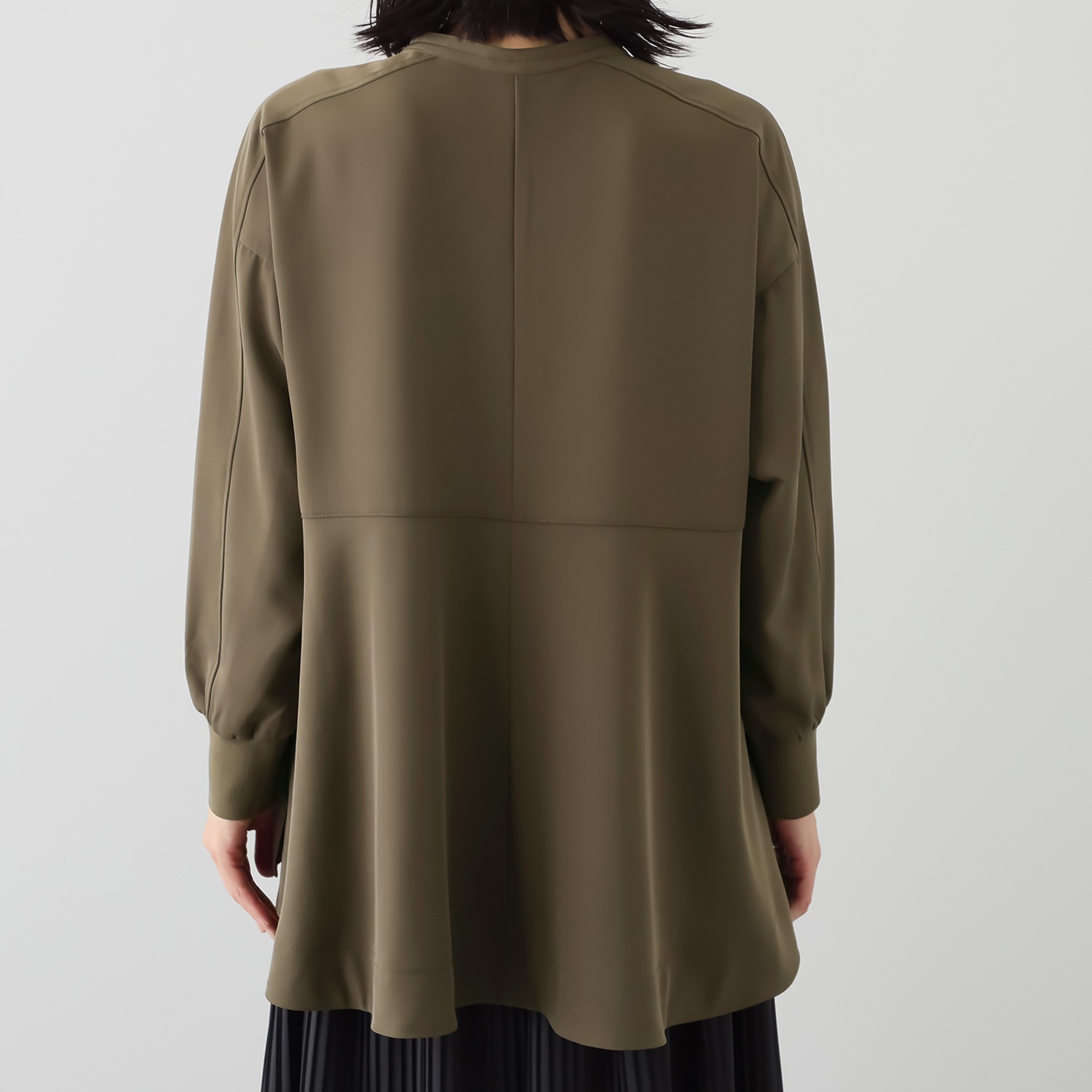 ヨーコモリモト スタイリッシュに フェミニンを装う デザインブラウス