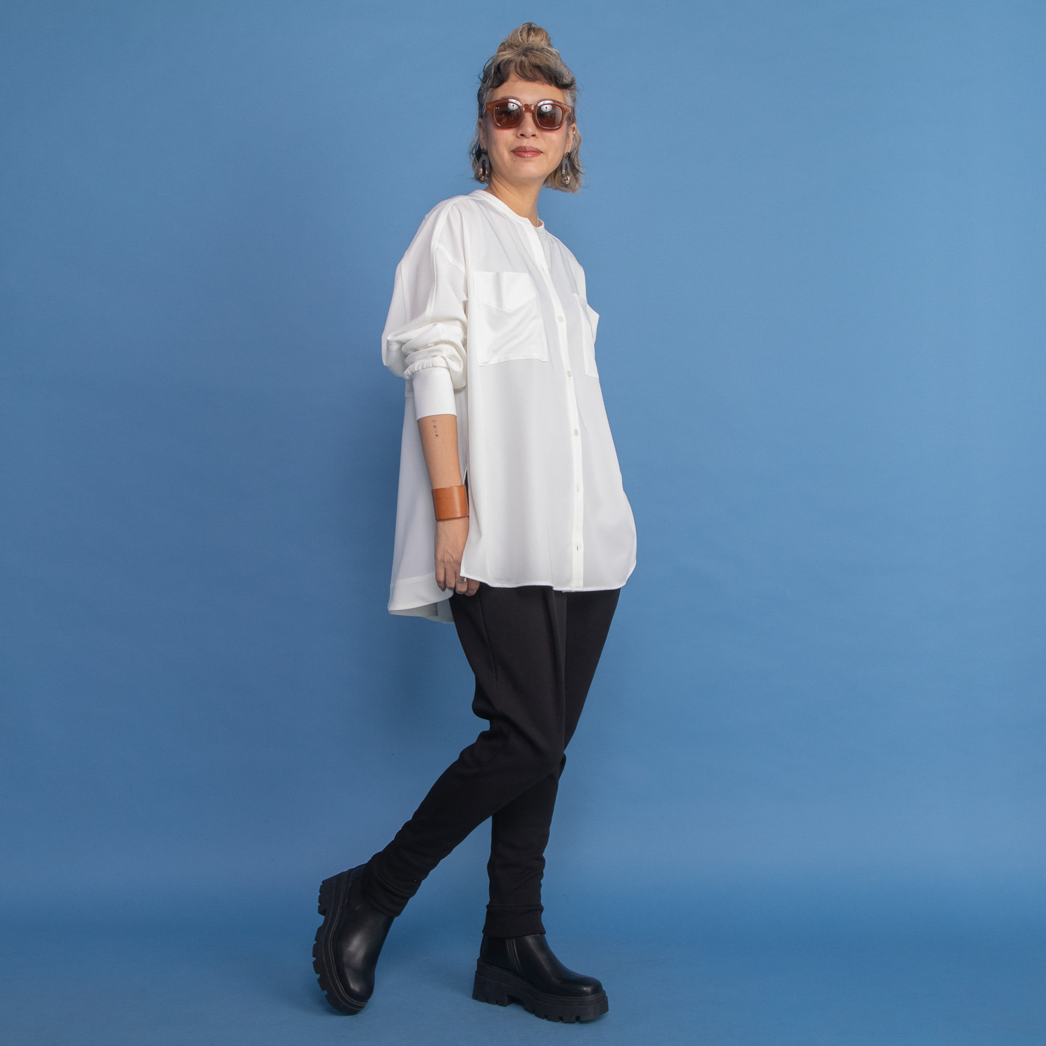 ヨーコモリモト スタイリッシュに フェミニンを装う デザインブラウス