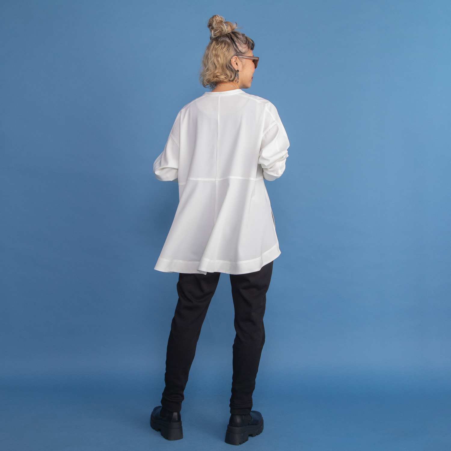 ヨーコモリモト スタイリッシュに フェミニンを装う デザインブラウス