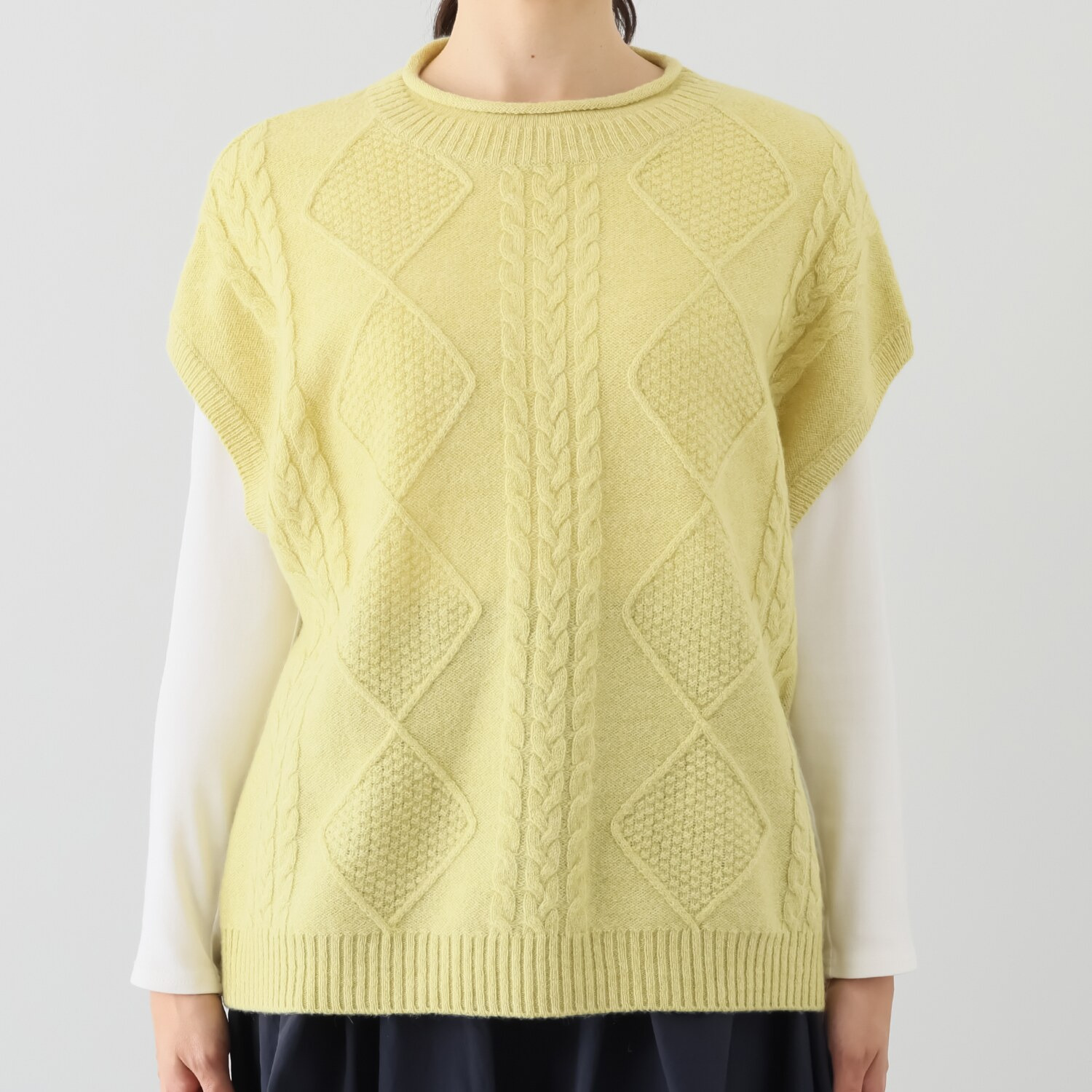 エヌエフ 自社牧場で育った ウール１００％ ケーブルニットベスト