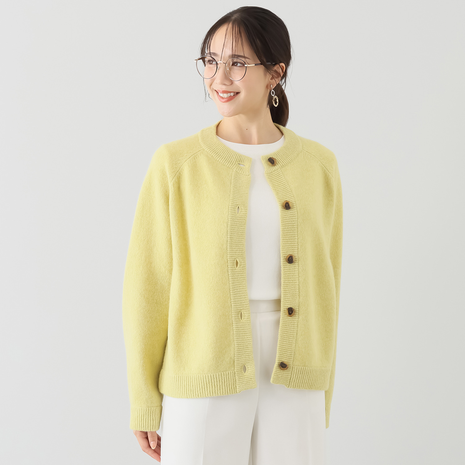 エヌエフ 自社牧場で育った ウール１００％ クルーネックカーディガン