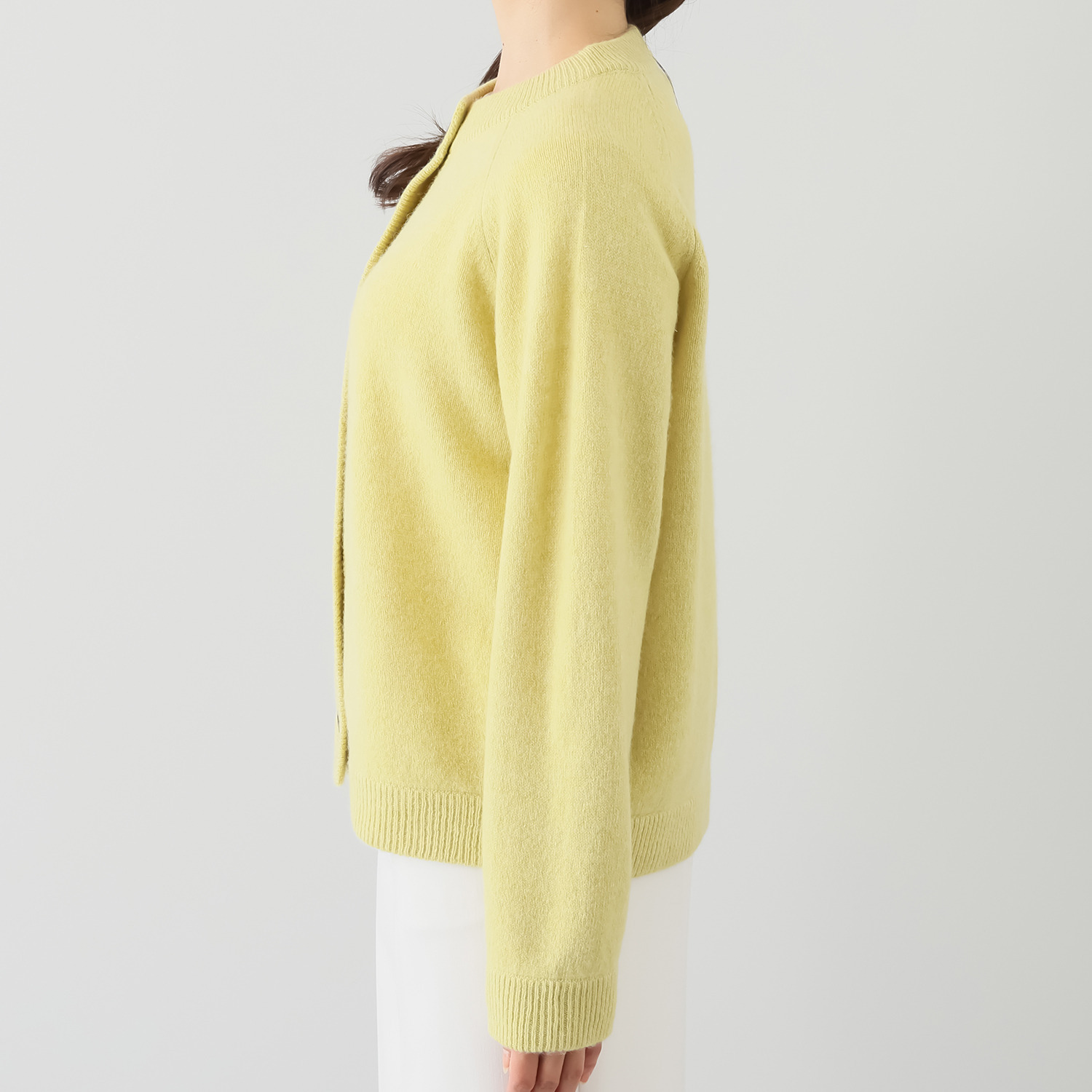 エヌエフ 自社牧場で育った ウール１００％ クルーネックカーディガン