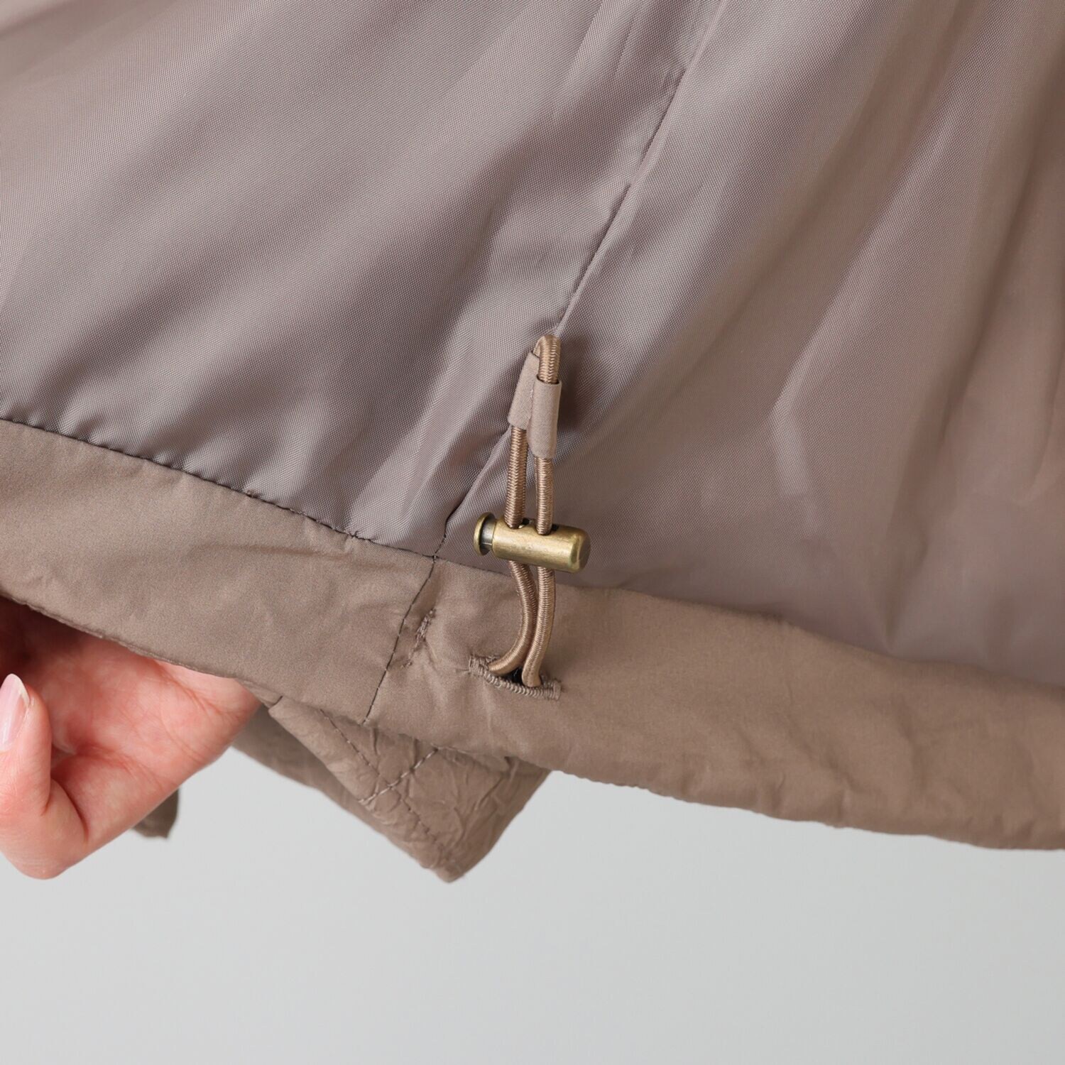 元町ゼラール ワッシャータフタ グラデーションキルト ミドル丈フーディーコート