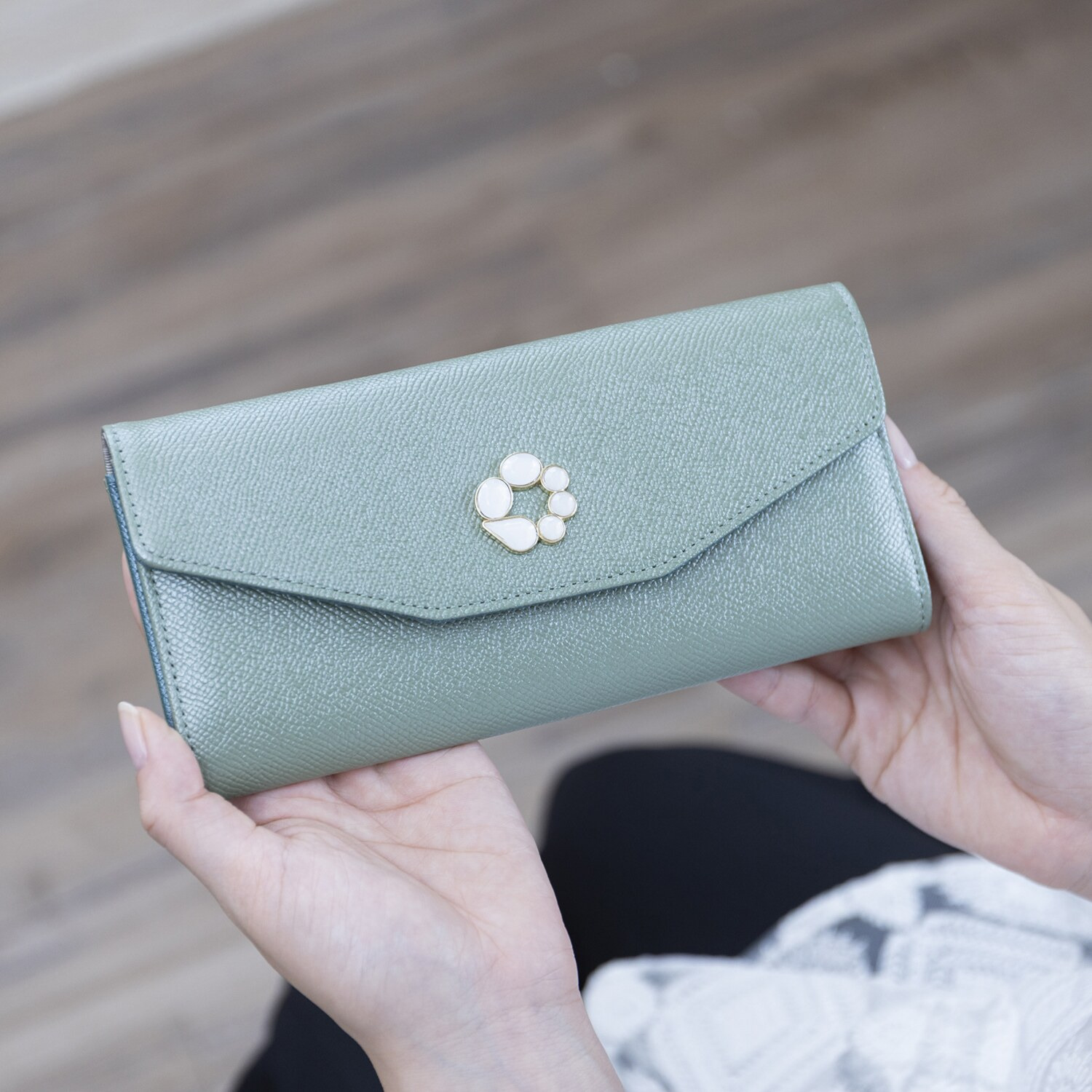 マリ・クレール ホースレザー ミスティリングブローチ付 スリムウォレット