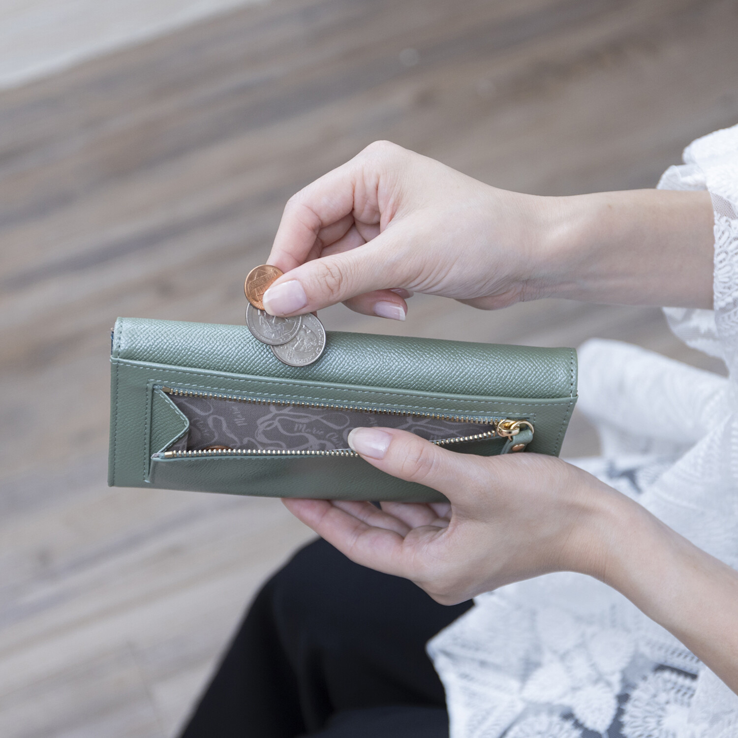 マリ・クレール ホースレザー ミスティリングブローチ付 スリムウォレット