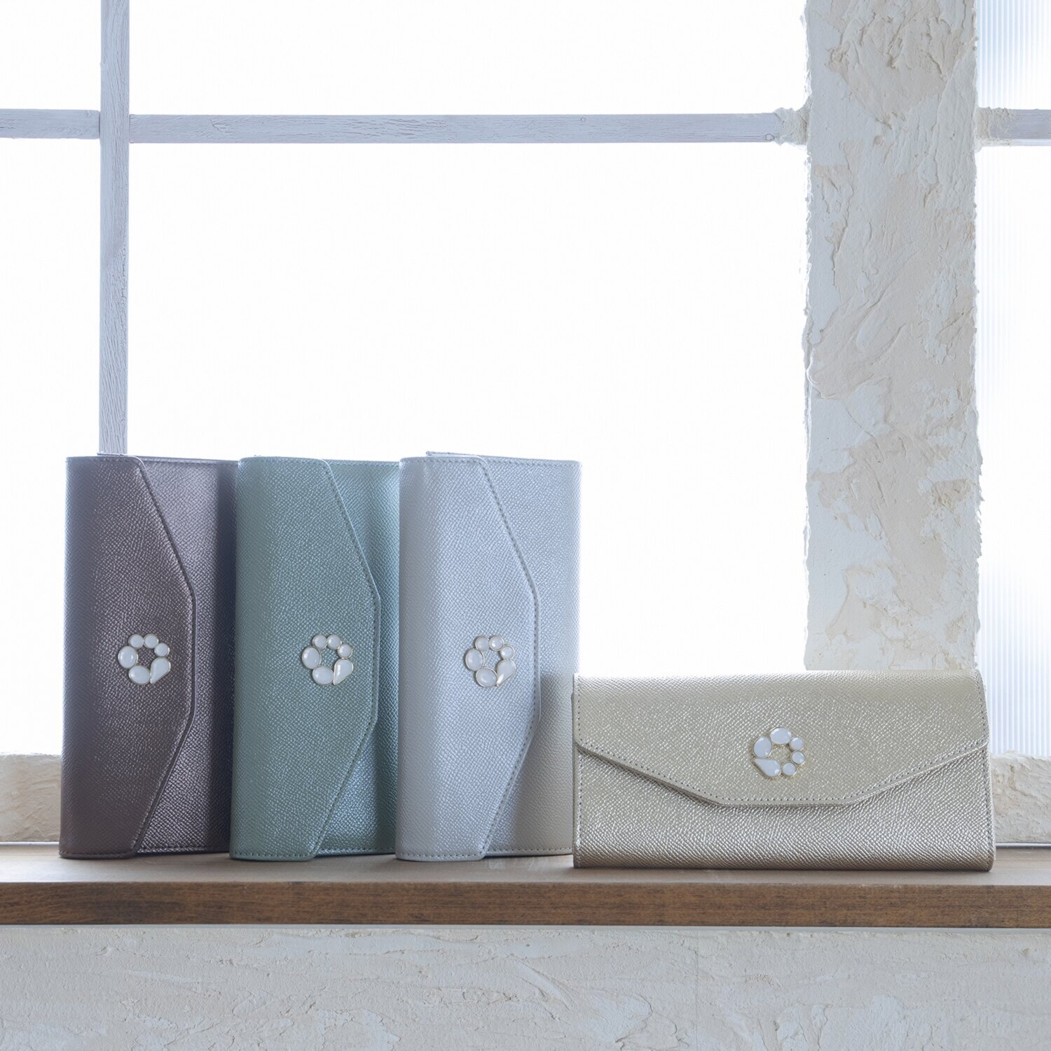 マリ・クレール ホースレザー ミスティリングブローチ付 スリムウォレット