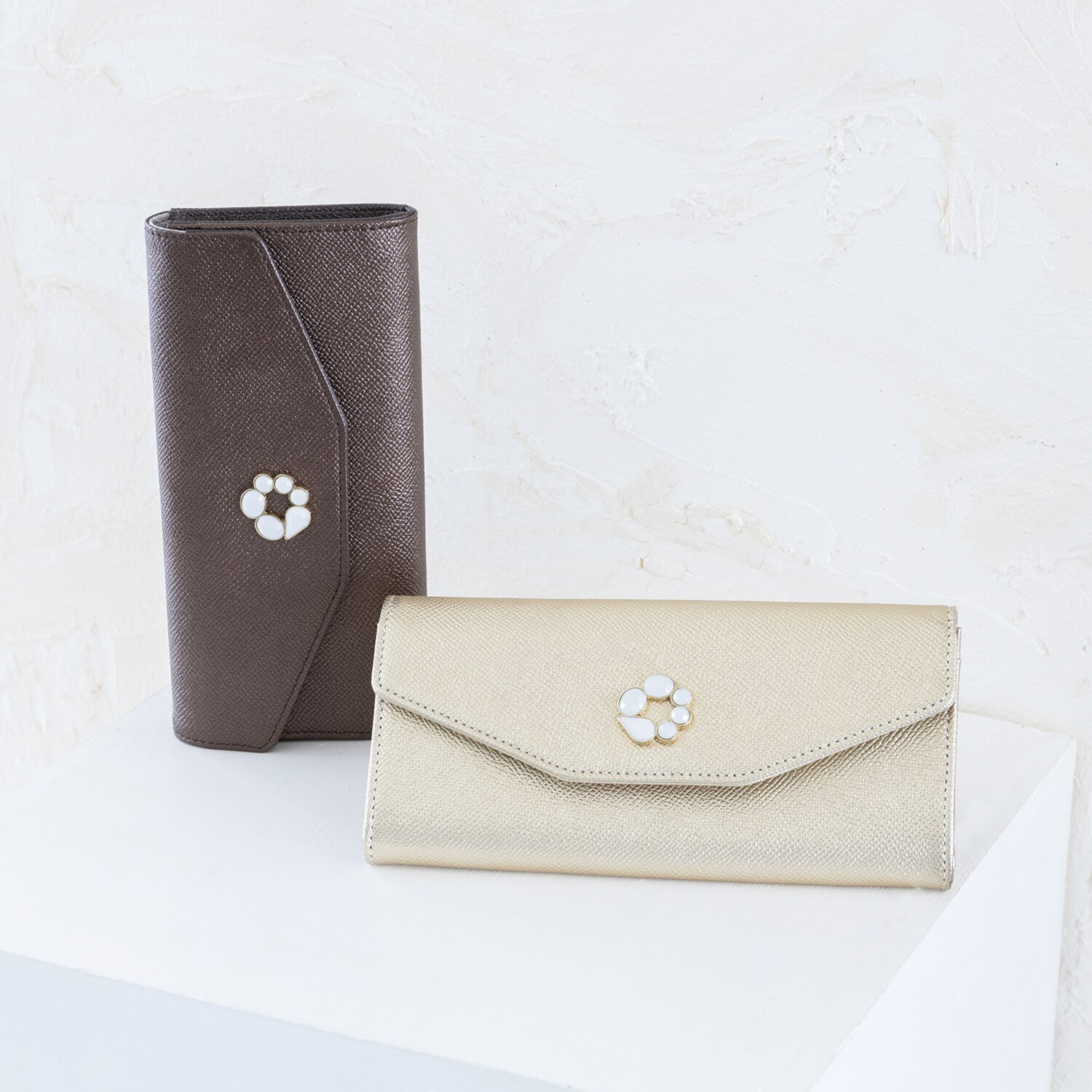 マリ・クレール ホースレザー ミスティリングブローチ付 スリムウォレット