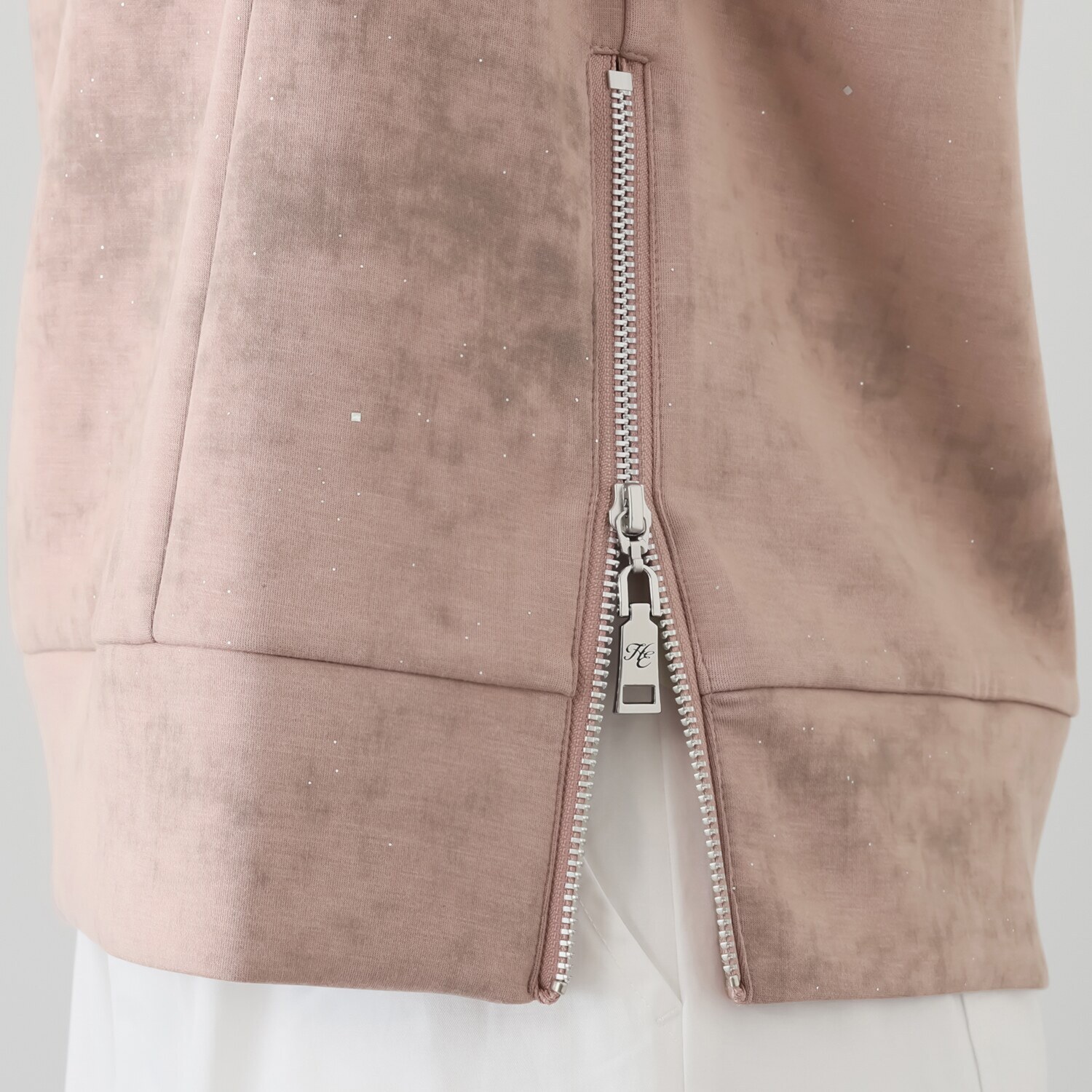 ヘブンアンドアース グリッターラメプリント アシンメトリージップ フーディープルオーバー