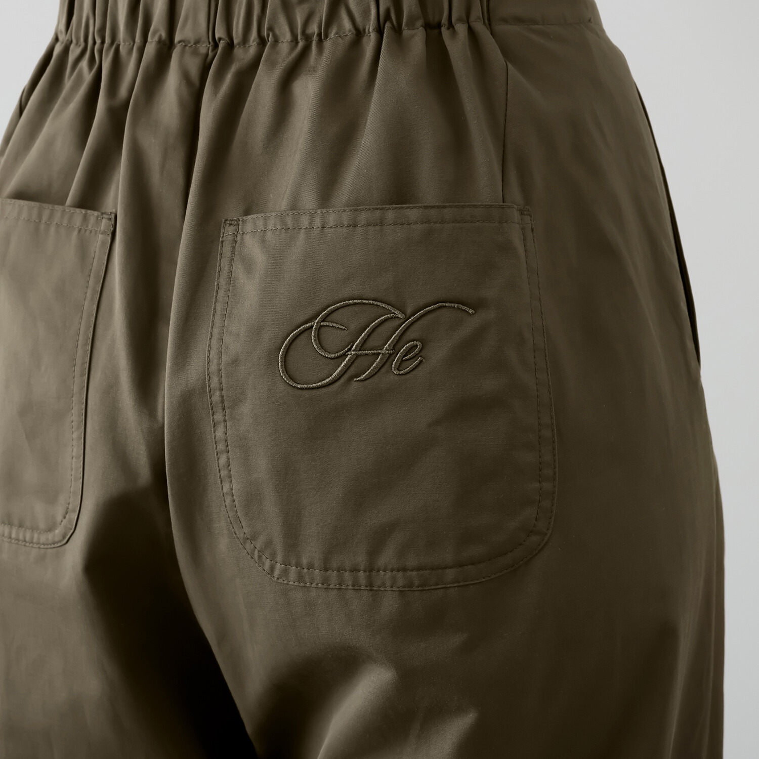 ヘブンアンドアース マットサテンクロス タックワイドパンツ