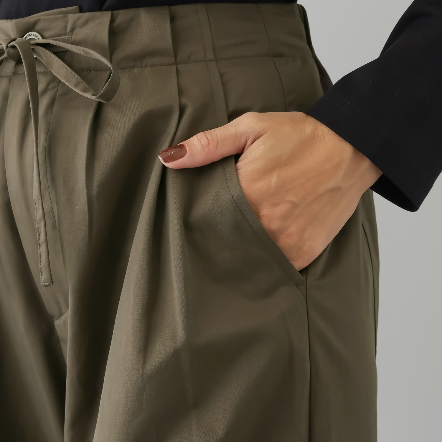 ヘブンアンドアース マットサテンクロス タックワイドパンツ