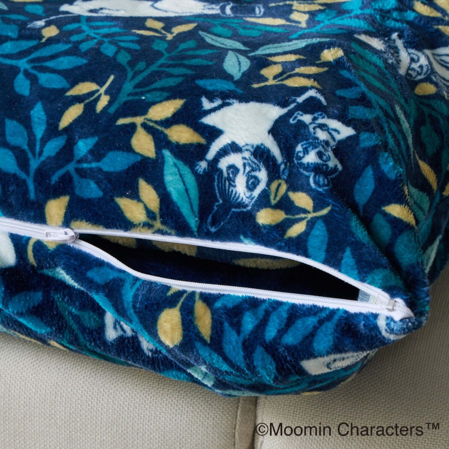 ムーミン 心躍る ＷｉｎｔｅｒＦｏｒｅｓｔ 〜神秘的な 　森で奏でる色彩〜 クッションにもなる もこもこマルチカバー