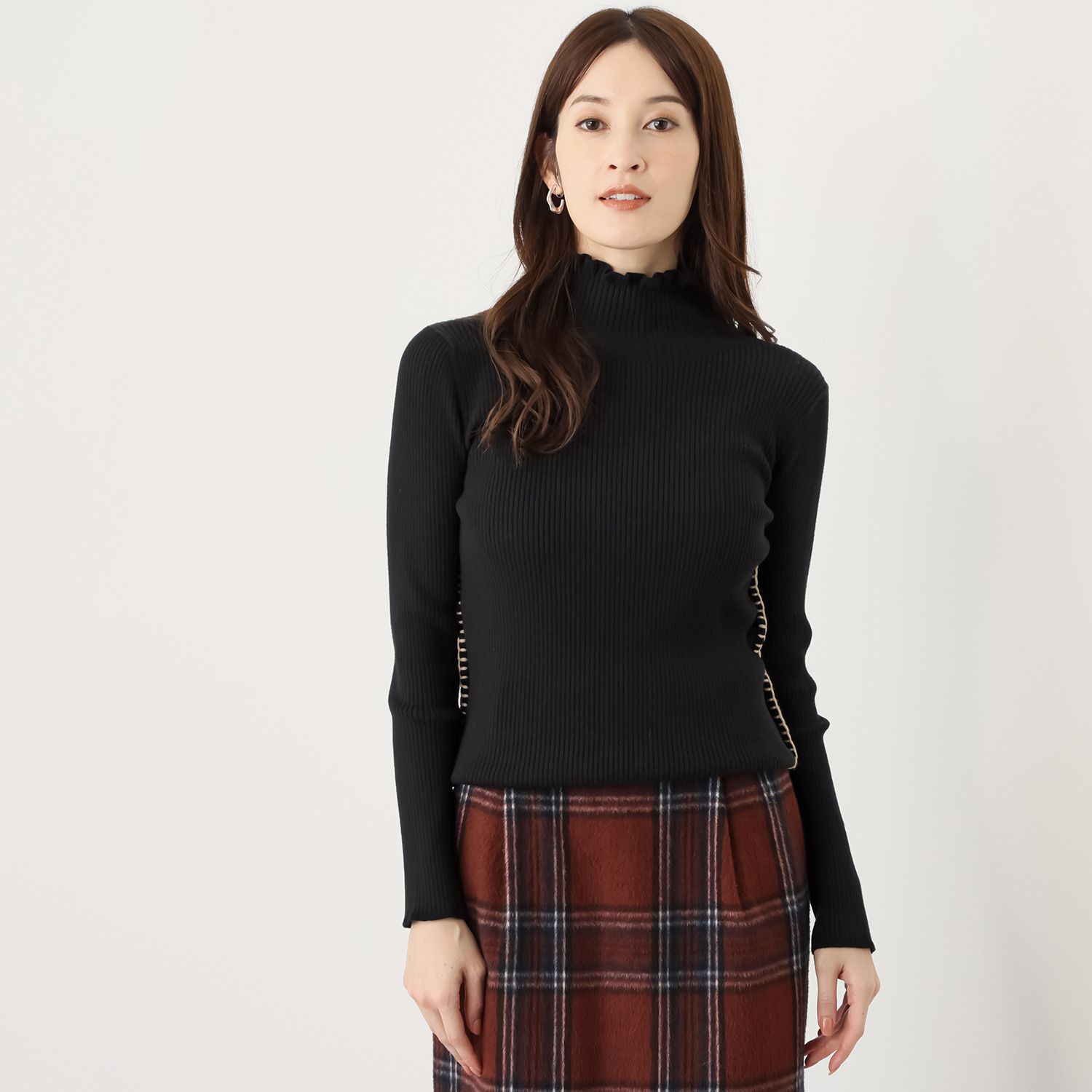 エーエフコンフィ ブランケットステッチ フリルタートル ニットプルオーバー