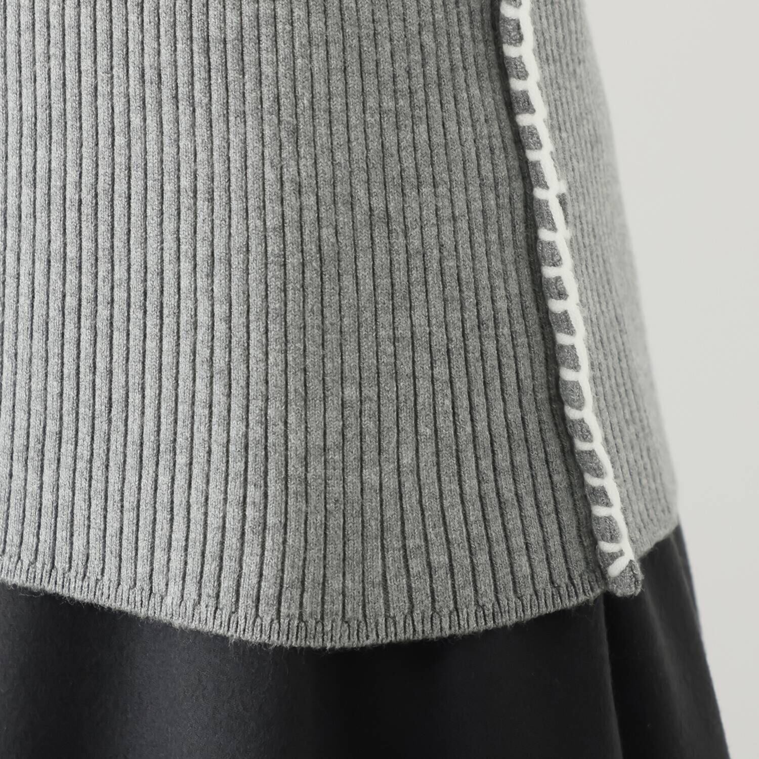 エーエフコンフィ ブランケットステッチ フリルタートル ニットプルオーバー