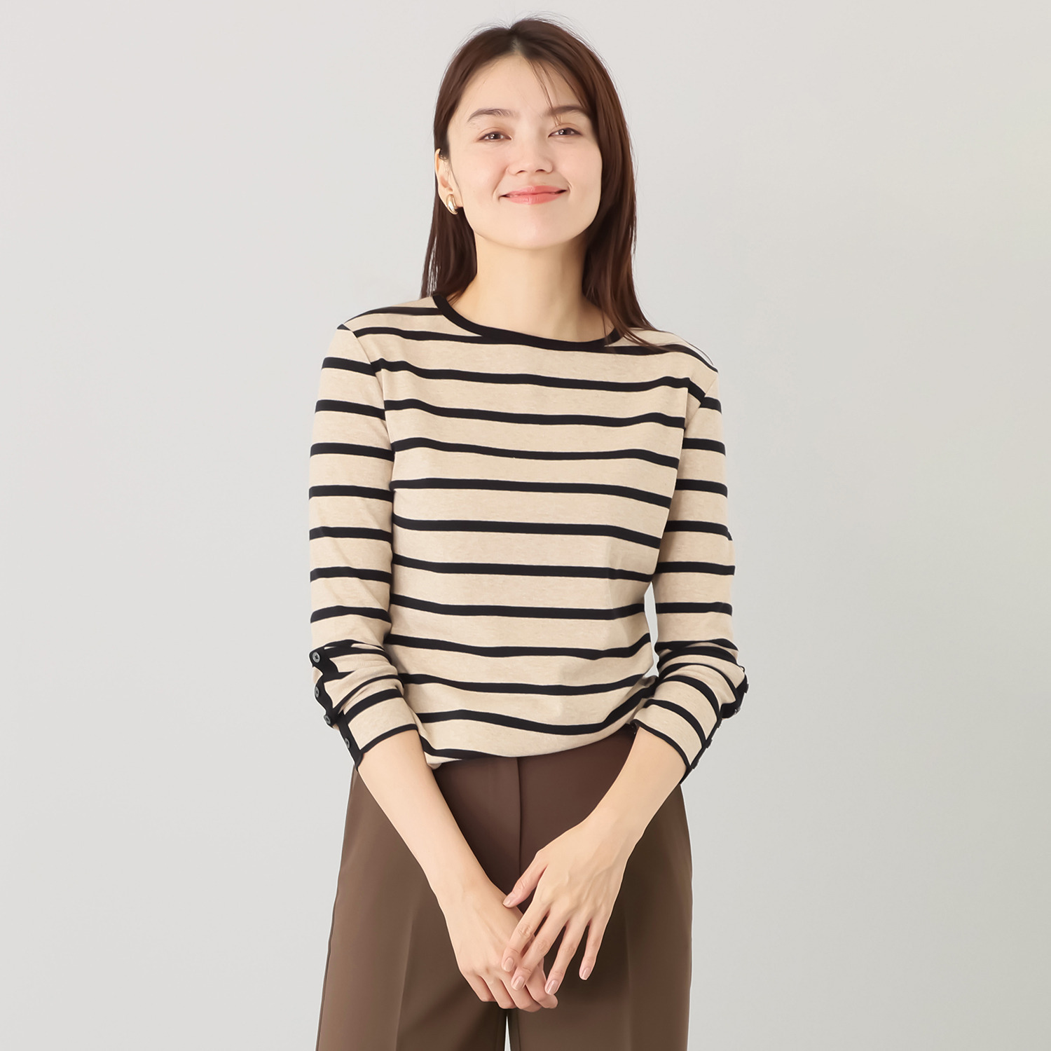 エーエフコンフィ ラウンドネック ボタンデザイン プルオーバー