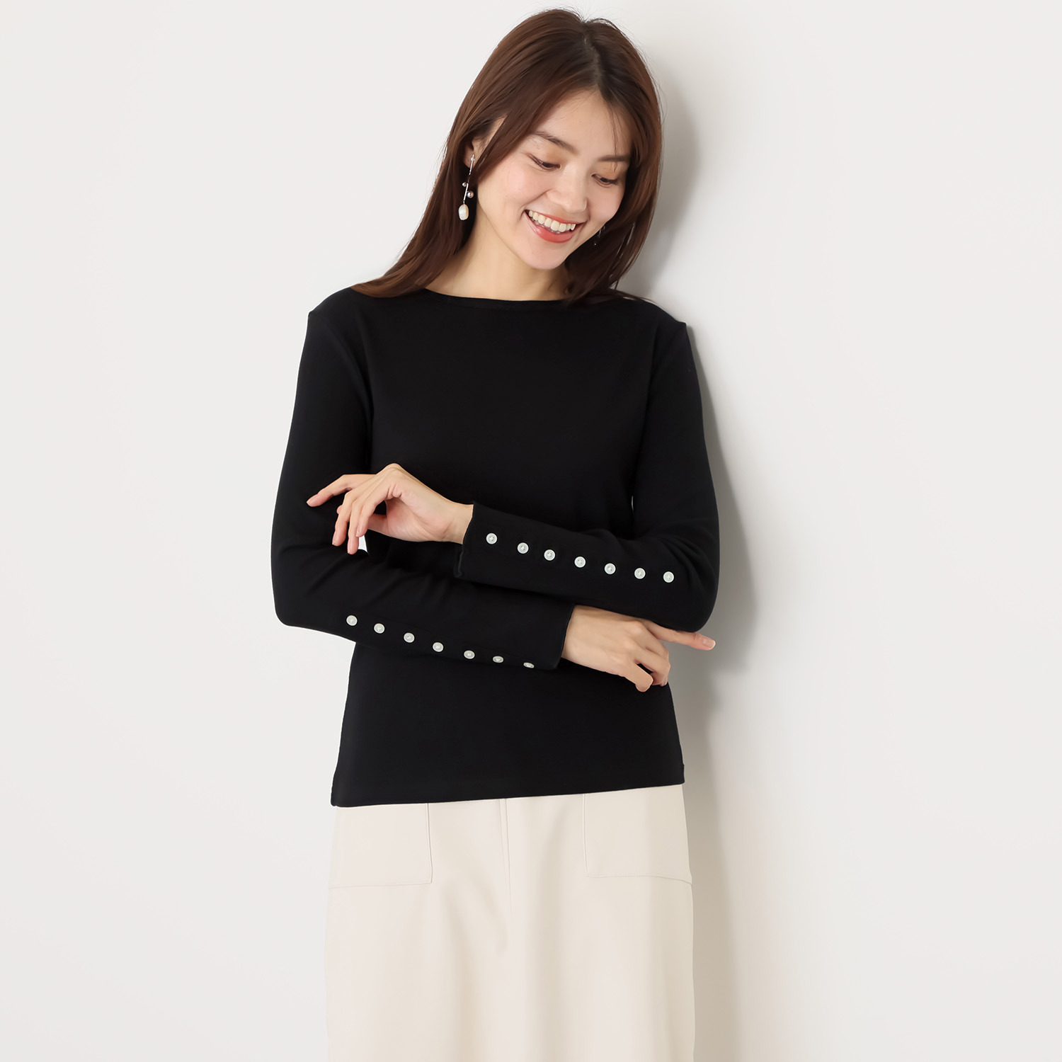 エーエフコンフィ ラウンドネック ボタンデザイン プルオーバー