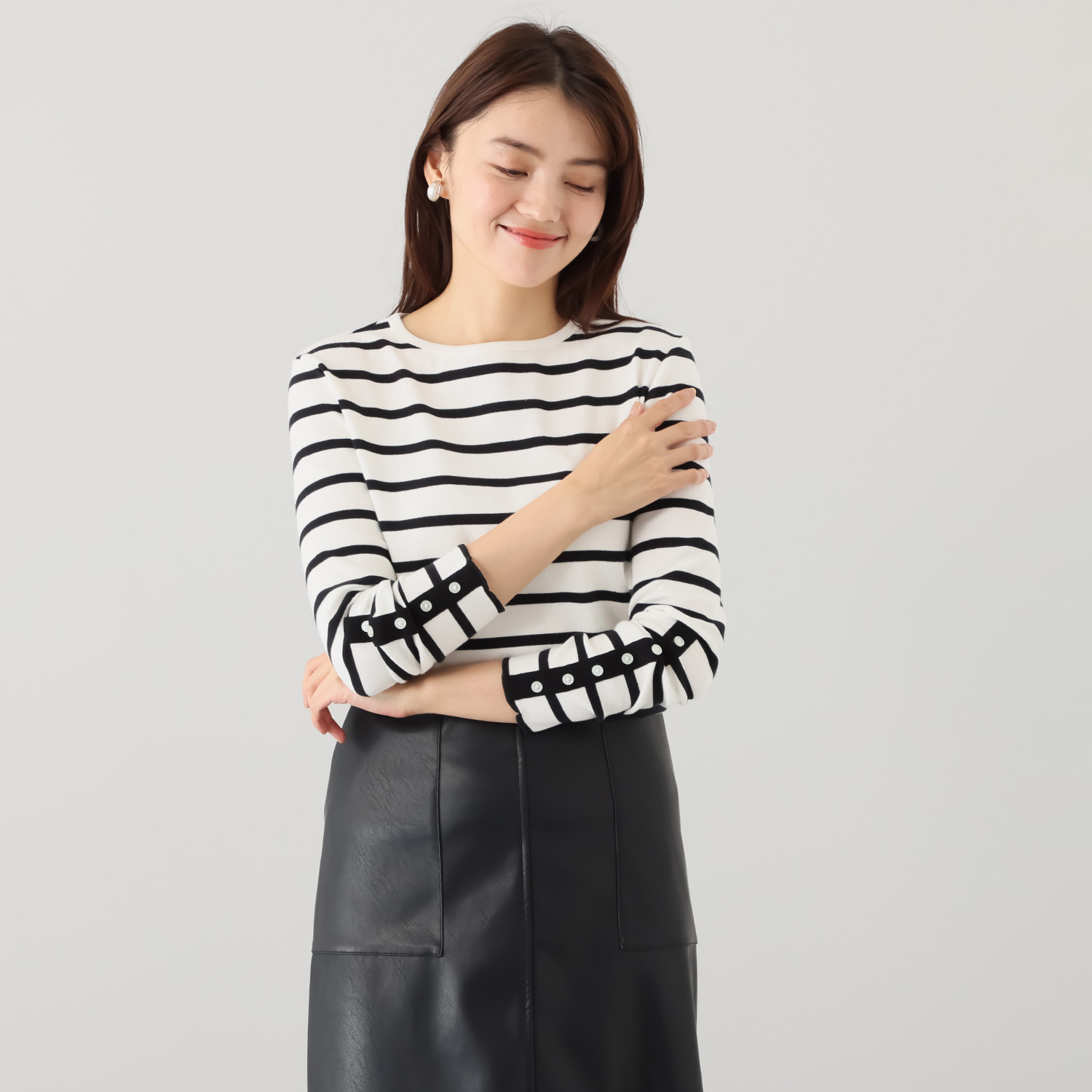 エーエフコンフィ ラウンドネック ボタンデザイン プルオーバー