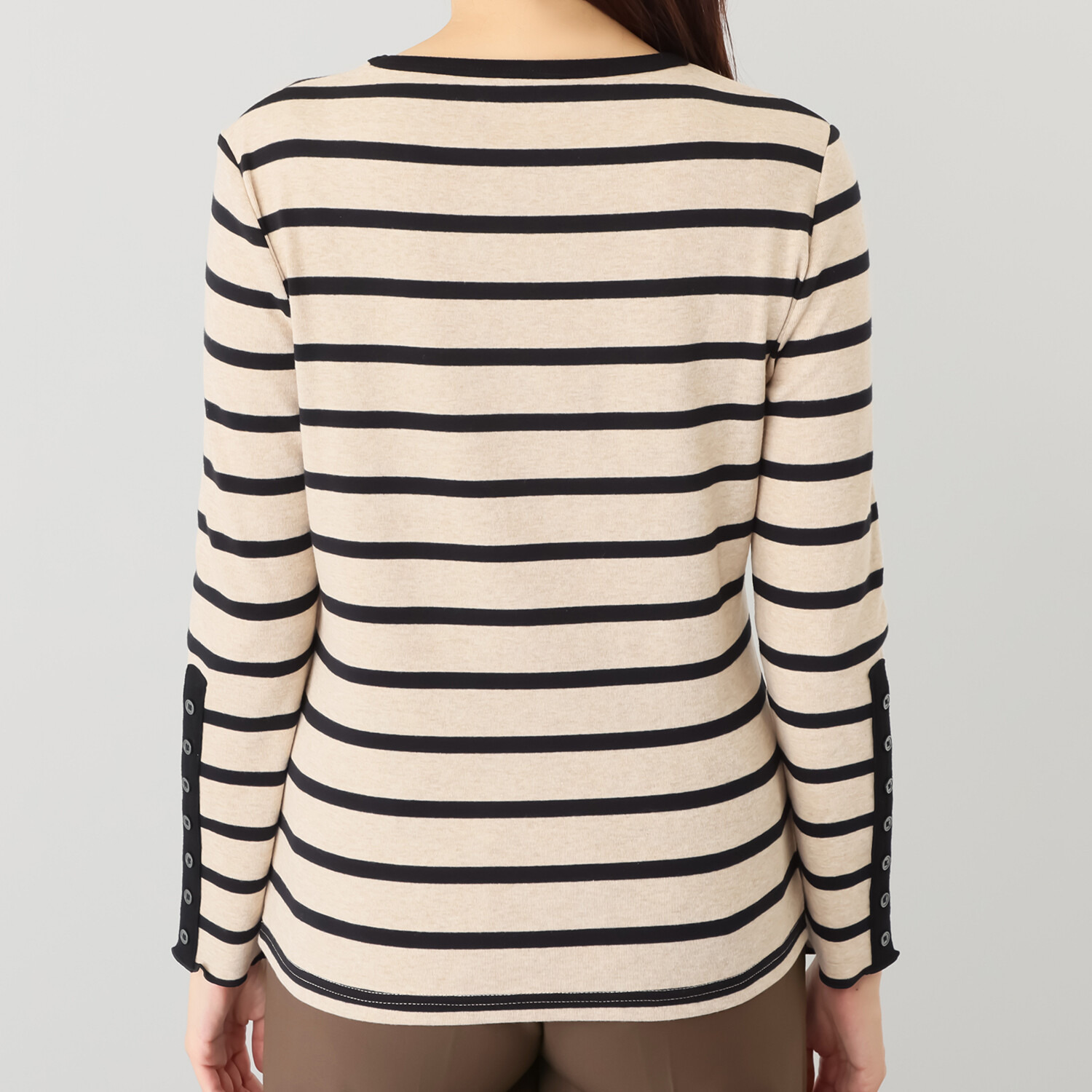 エーエフコンフィ ラウンドネック ボタンデザイン プルオーバー