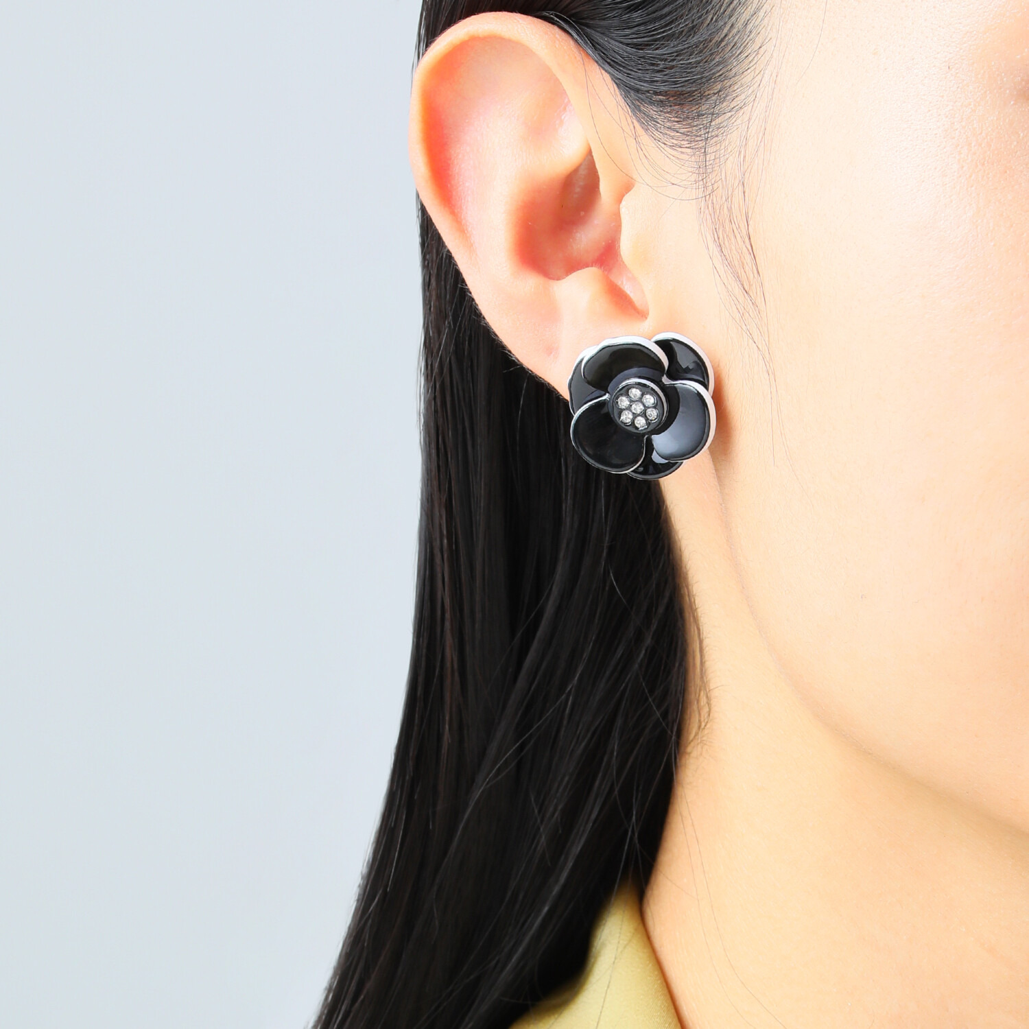 エスアンドアール ブラック＆ホワイト カメリアモティーフ イヤリング／ピアス