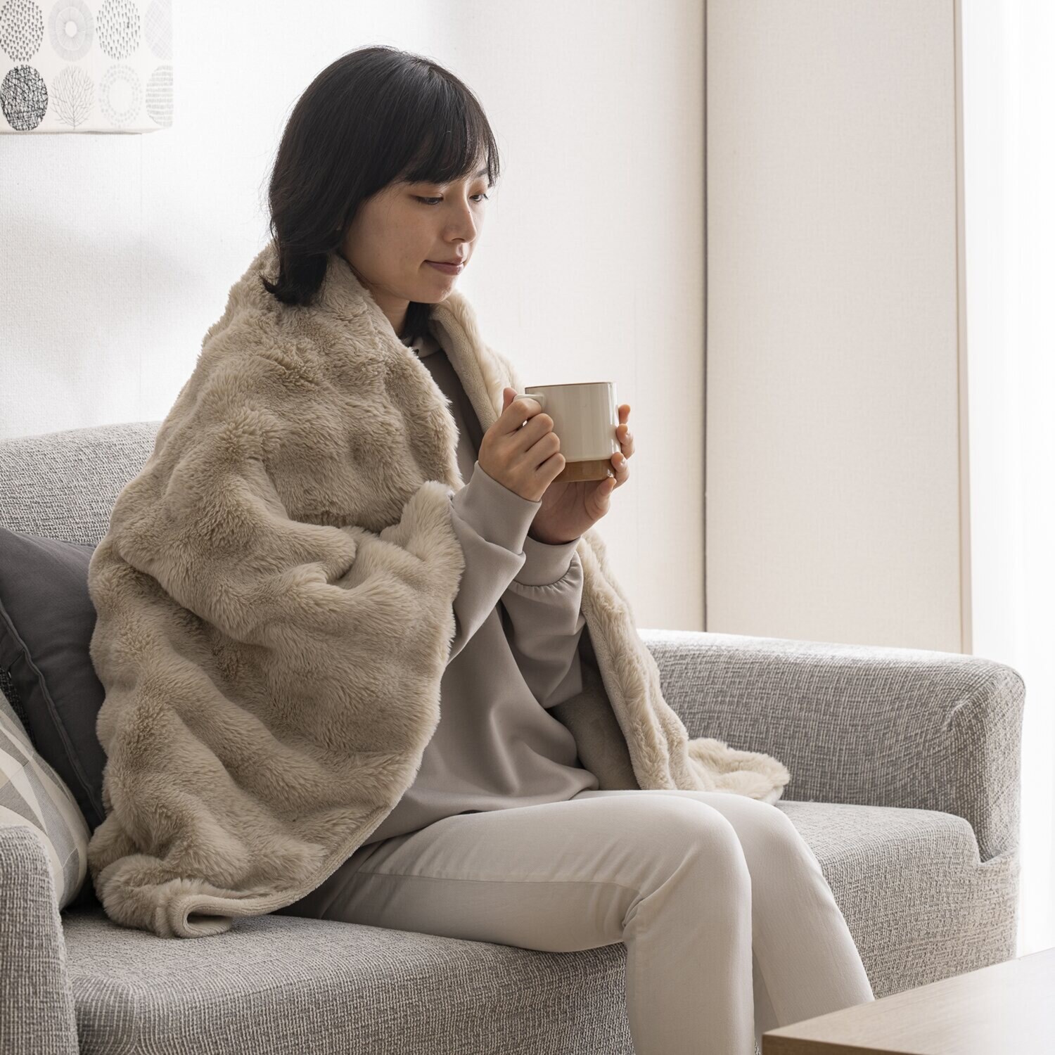 クワッズ 寒い冬の必需品 １枚４役！ 思わず触りたくなる ふわもことろける あったか電気毛布 ＱＳ４３３