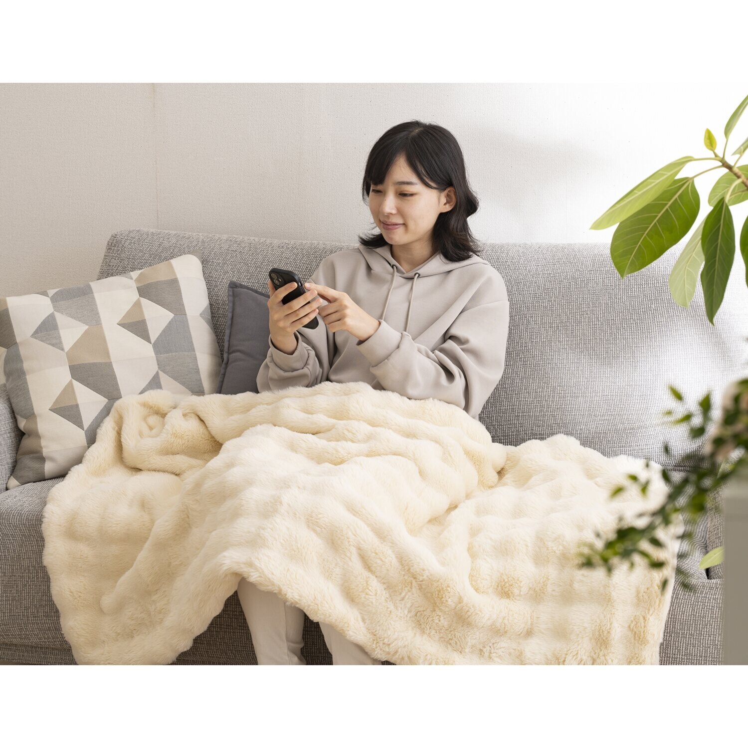 クワッズ 寒い冬の必需品 １枚４役！ 思わず触りたくなる ふわもことろける あったか電気毛布 ＱＳ４３３