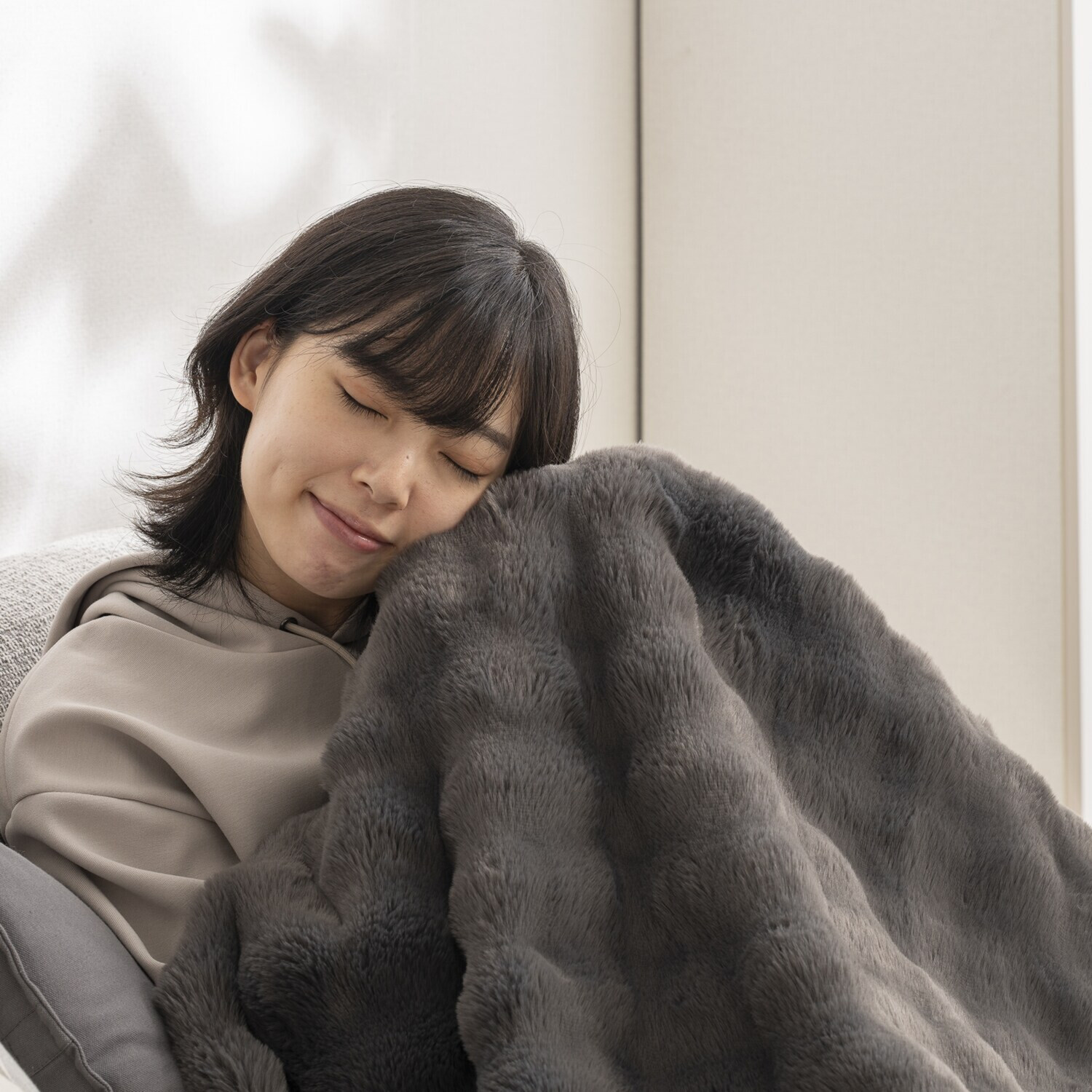 クワッズ 寒い冬の必需品 １枚４役！ 思わず触りたくなる ふわもことろける あったか電気毛布 ＱＳ４３３