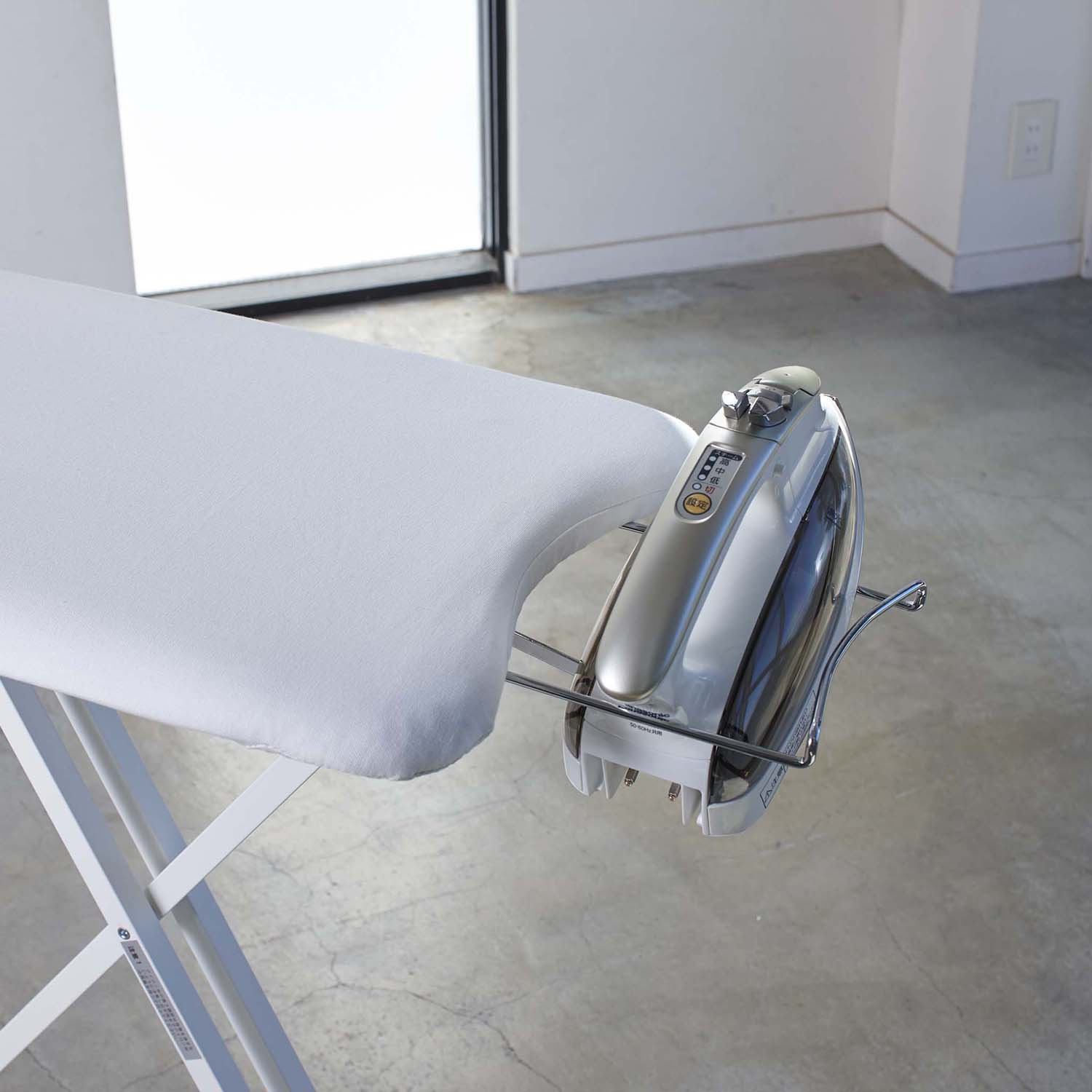 山崎実業　タワー 椅子に座ってかけられる 軽量スタンド式アイロン台