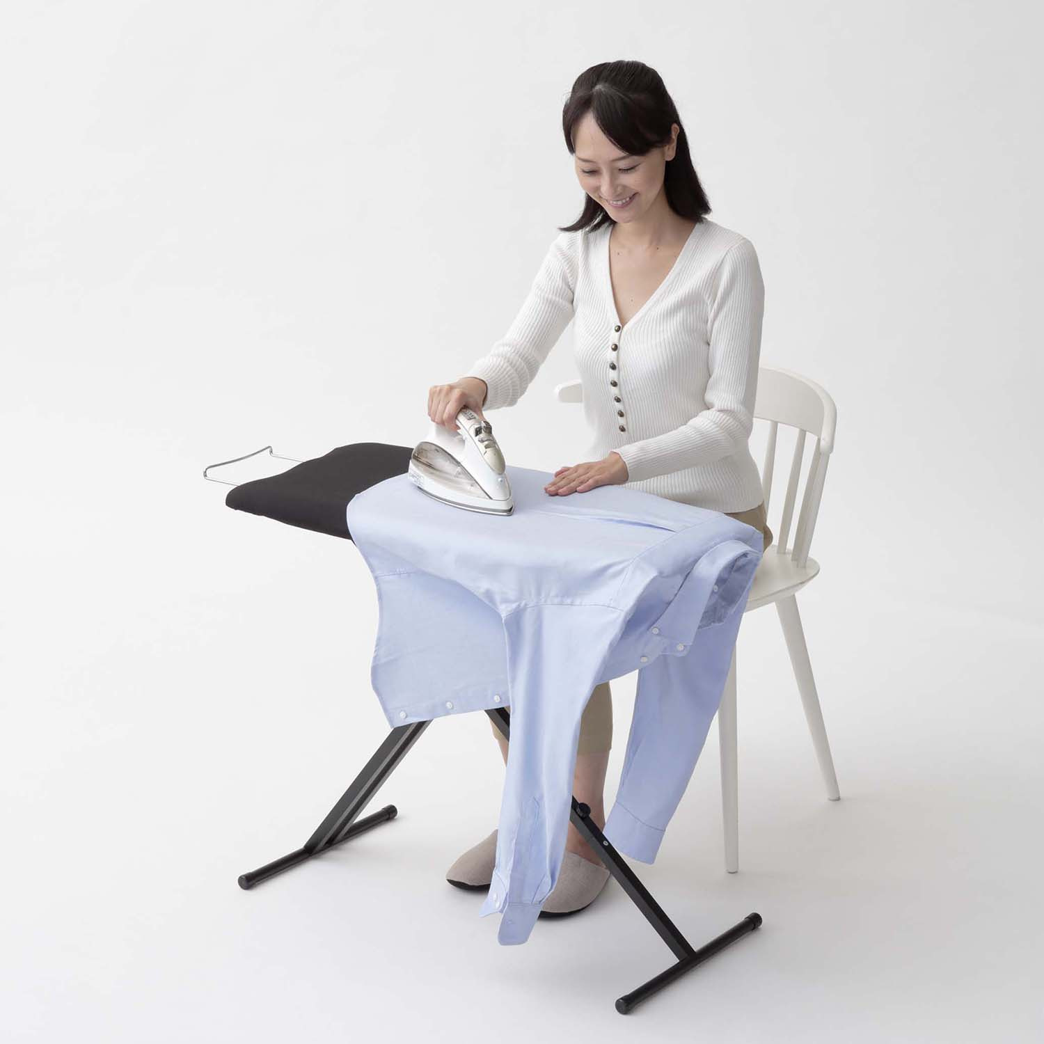 山崎実業　タワー 椅子に座ってかけられる 軽量スタンド式アイロン台