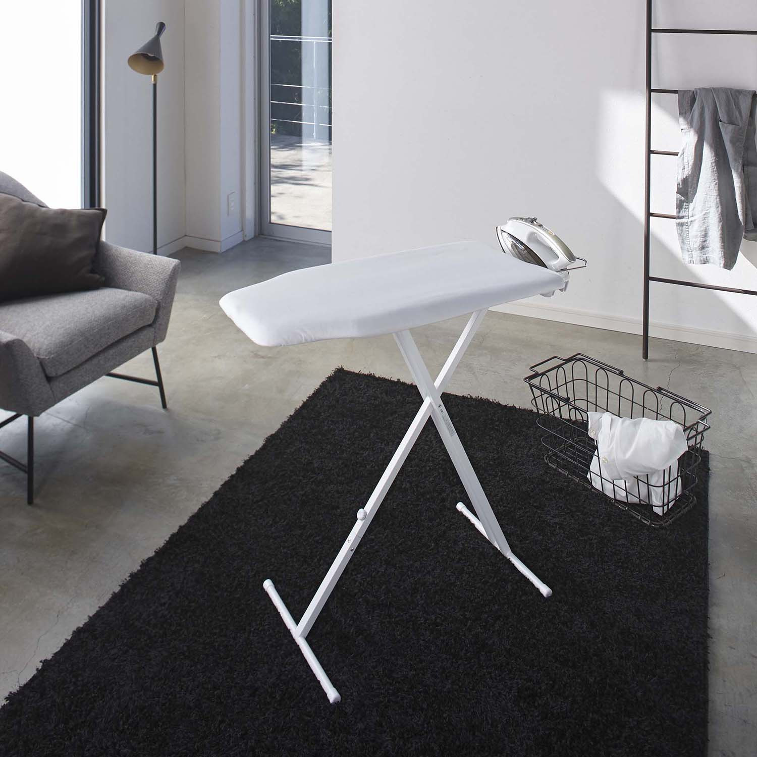 山崎実業　タワー 椅子に座ってかけられる 軽量スタンド式アイロン台