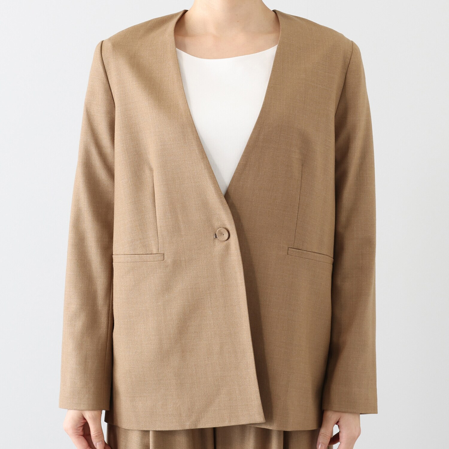 レア　ジェム 品良く、着やすく、美しく ウールトリアセテート混 ノーカラージャケット