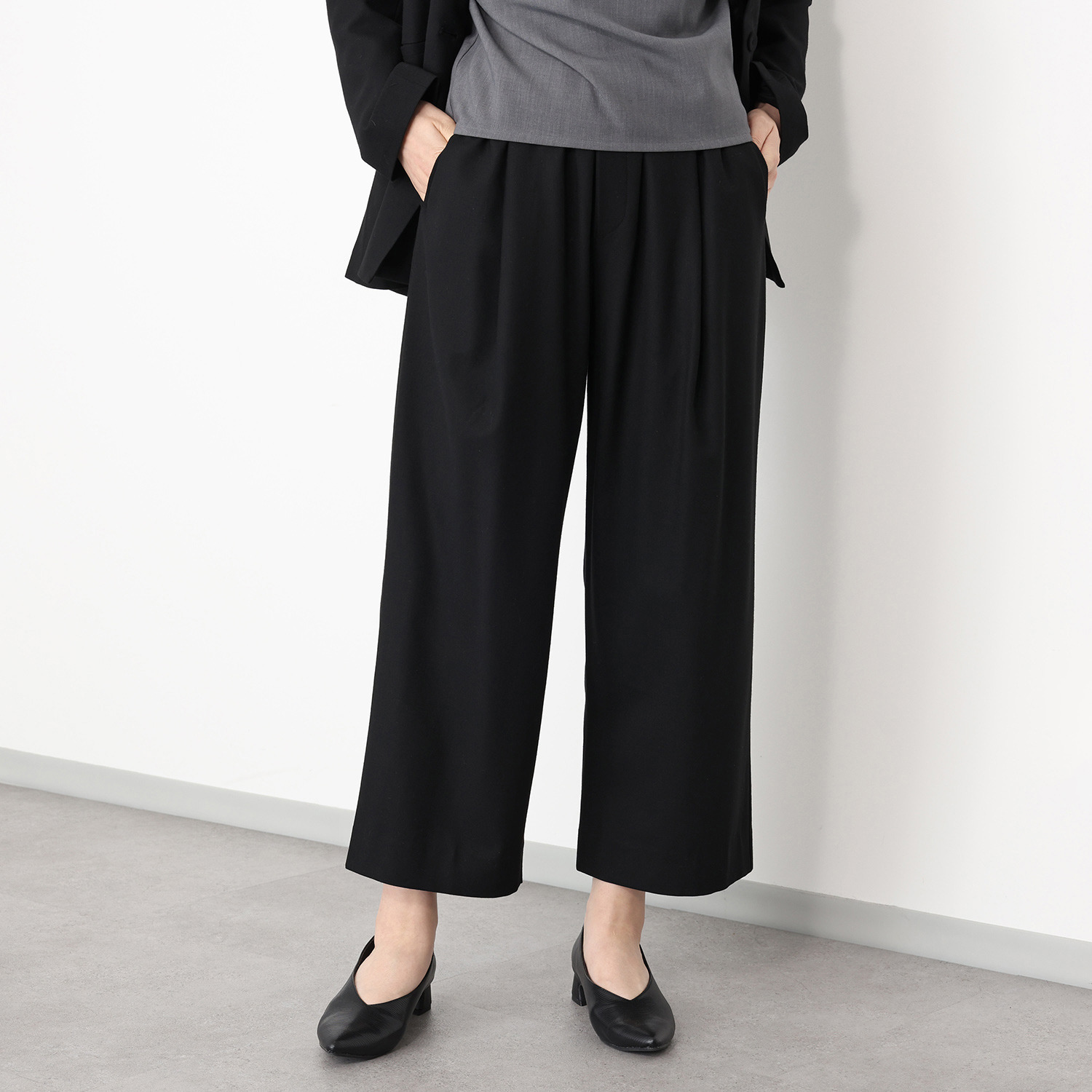 レア　ジェム 品良くラクに ウールトリアセテート混 タックストレートパンツ