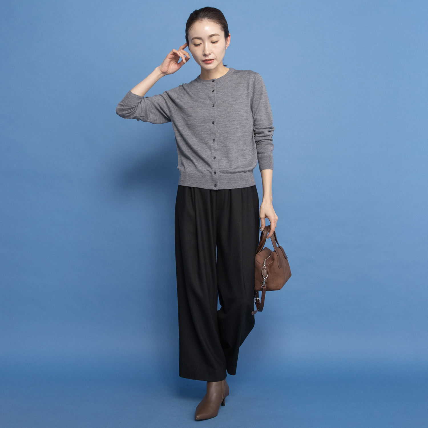 レア　ジェム 品良くラクに ウールトリアセテート混 タックストレートパンツ