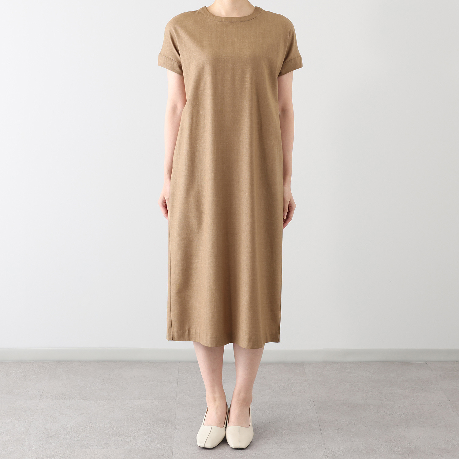 レア　ジェム ミニマルデザインで品良く ウールトリアセテート混 コクーンワンピース