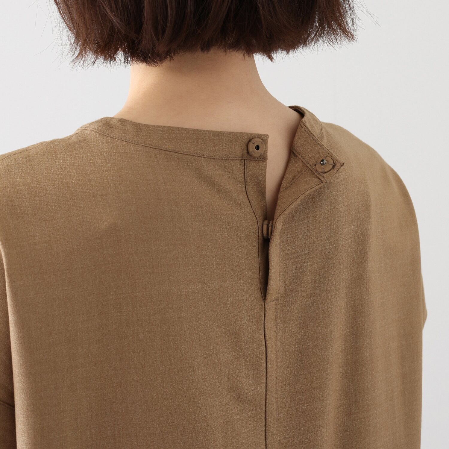 レア　ジェム ミニマルデザインで品良く ウールトリアセテート混 コクーンワンピース